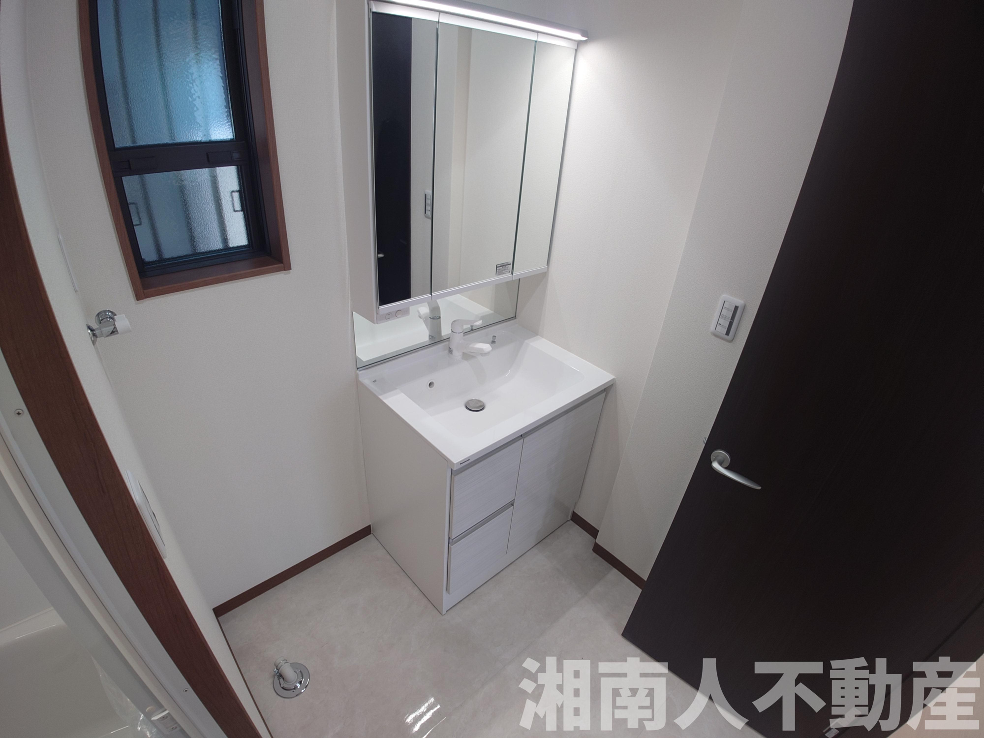 フルリノベーション！　平塚市徳延3丁目　中古戸建の独立洗面台|独立洗面台あり、毎朝おしゃれに忙しい女性の方におすすめです