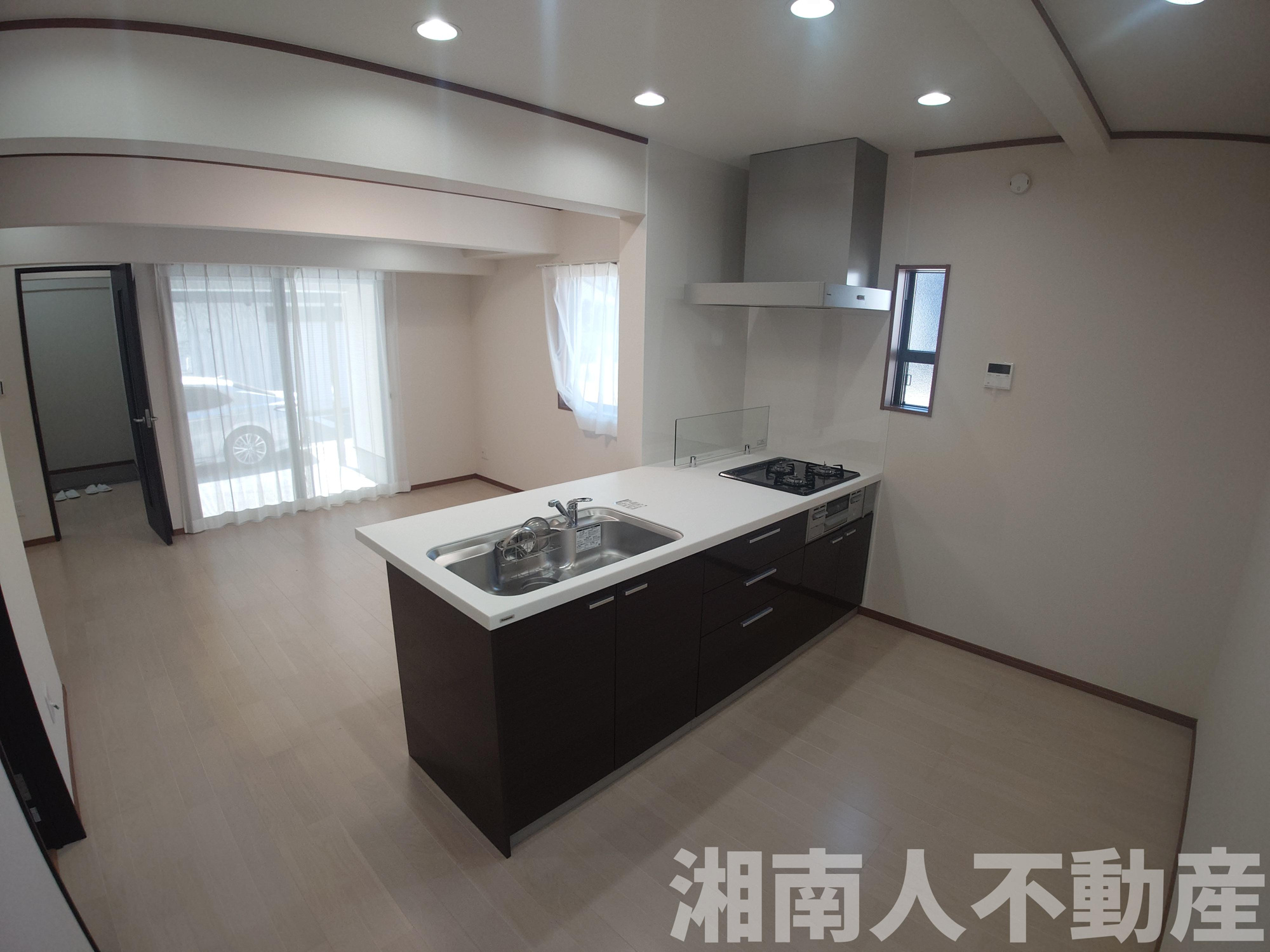 フルリノベーション！　平塚市徳延3丁目　中古戸建の居間・リビング|こちらの居間で趣味の時間をお楽しみください