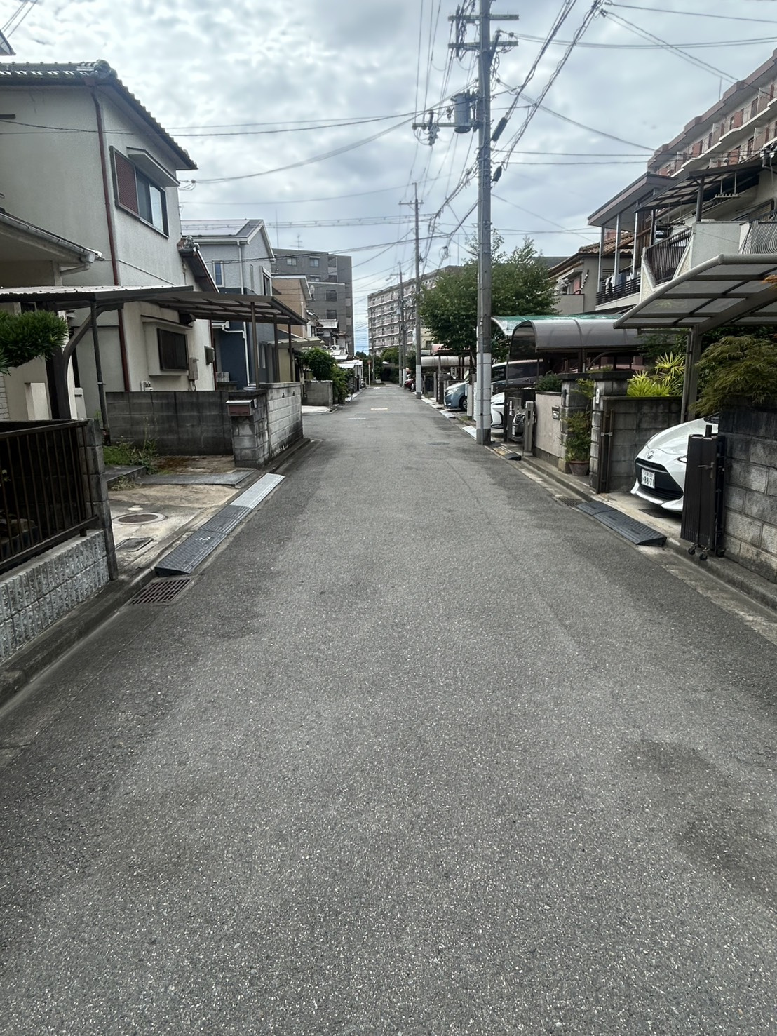 高槻市玉川新町古家付き土地の前面道路含む現地写真