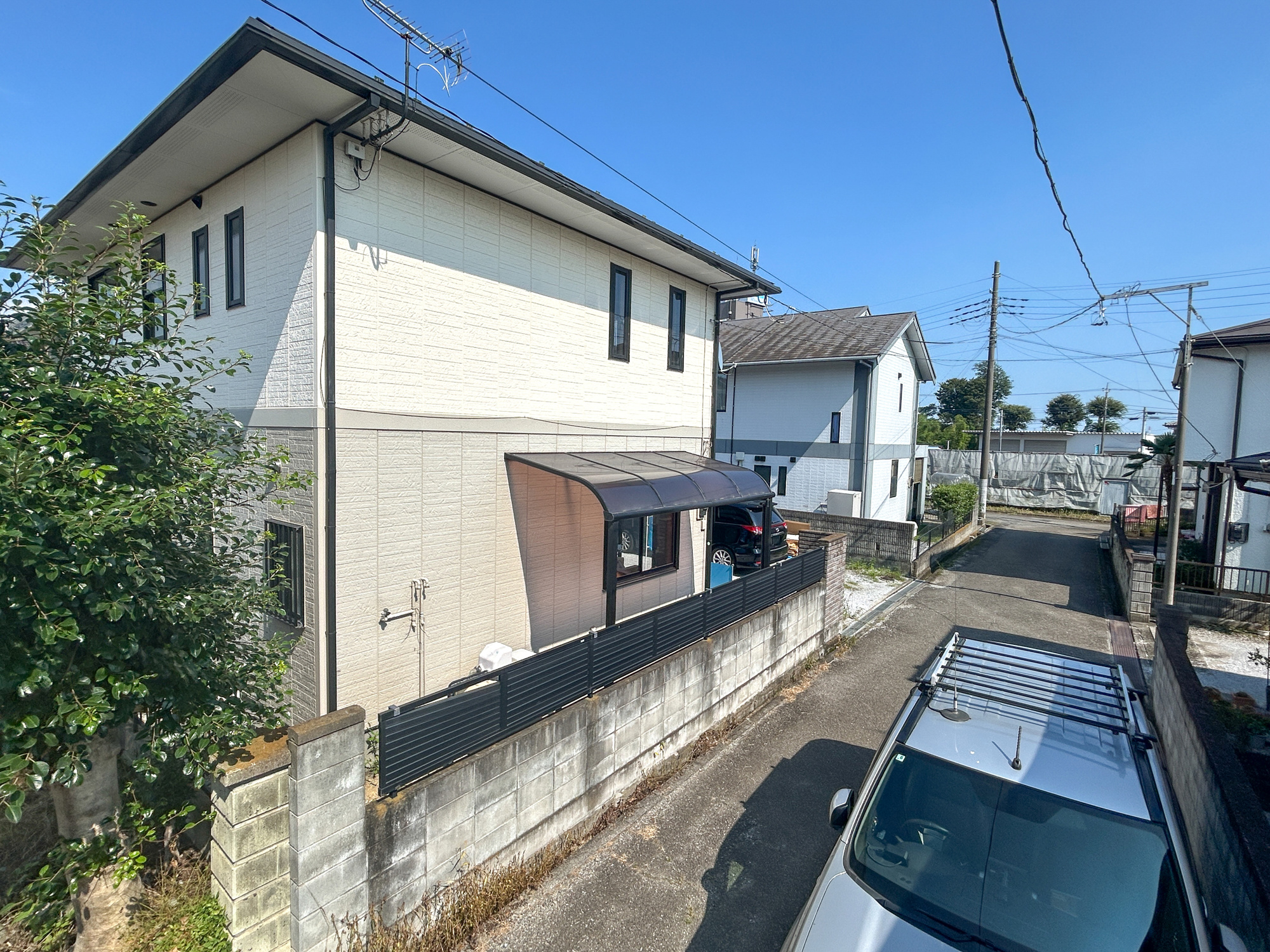 藤岡市中島　中古住宅の前面道路含む現地写真|低層の一戸建てを中心とした街並みが整然と続き、周辺は高い建物が建っていないので、採光や開放性に恵まれ、空が広く緑の多い閑静な趣を感じる環境です。

