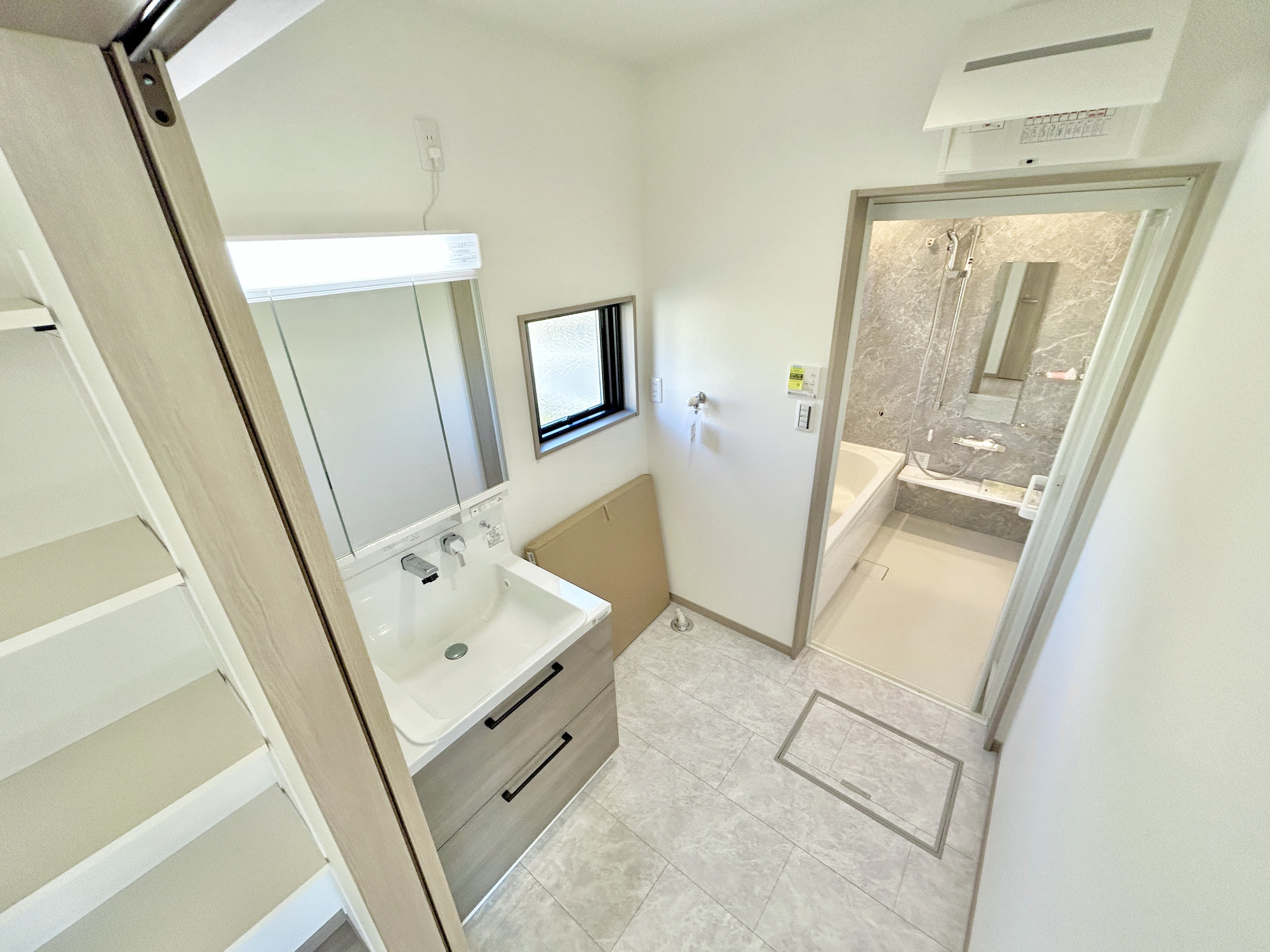 前橋市下小出町第5期　新築住宅全8棟の独立洗面台|広く、明るい洗面スペースで朝の身支度も快適に♪３面鏡で髪のセットやお化粧もストレスなくこなせ、鏡の裏にはたっぷりと収納スペースを標準装備！