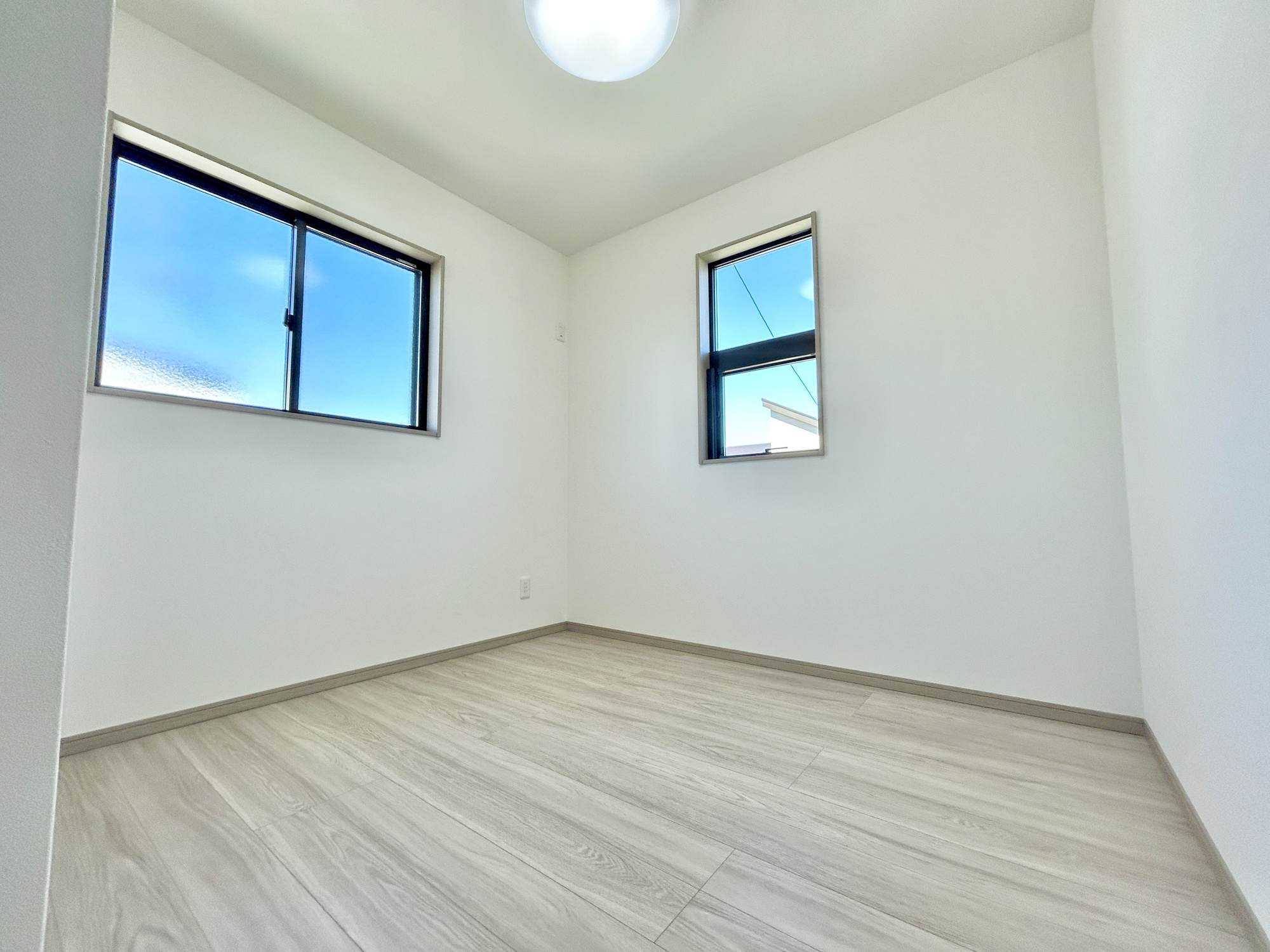 前橋市下小出町第5期　新築住宅全8棟の寝室|木目のフローリングが暖かみのある室内に。明るい寝室で心地のいい朝を迎えられそう。