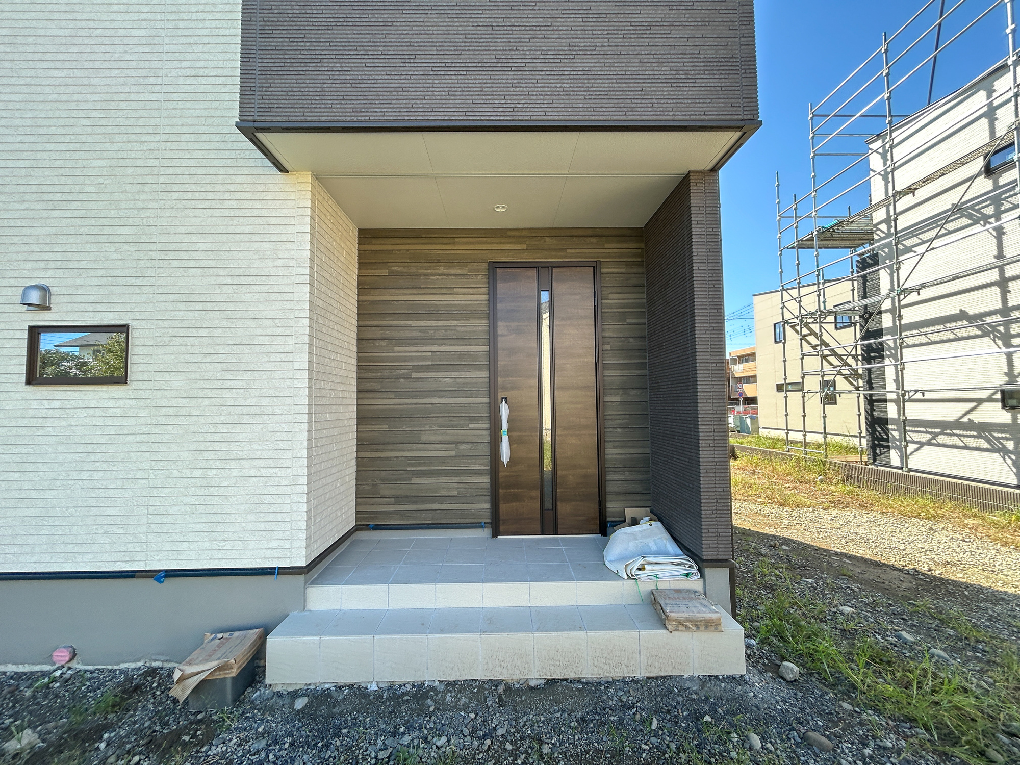前橋市下小出町第5期　新築住宅全8棟の玄関|明るく優しいイメージの玄関アプローチ。玄関上は屋根があるので雨の心配いらず♪