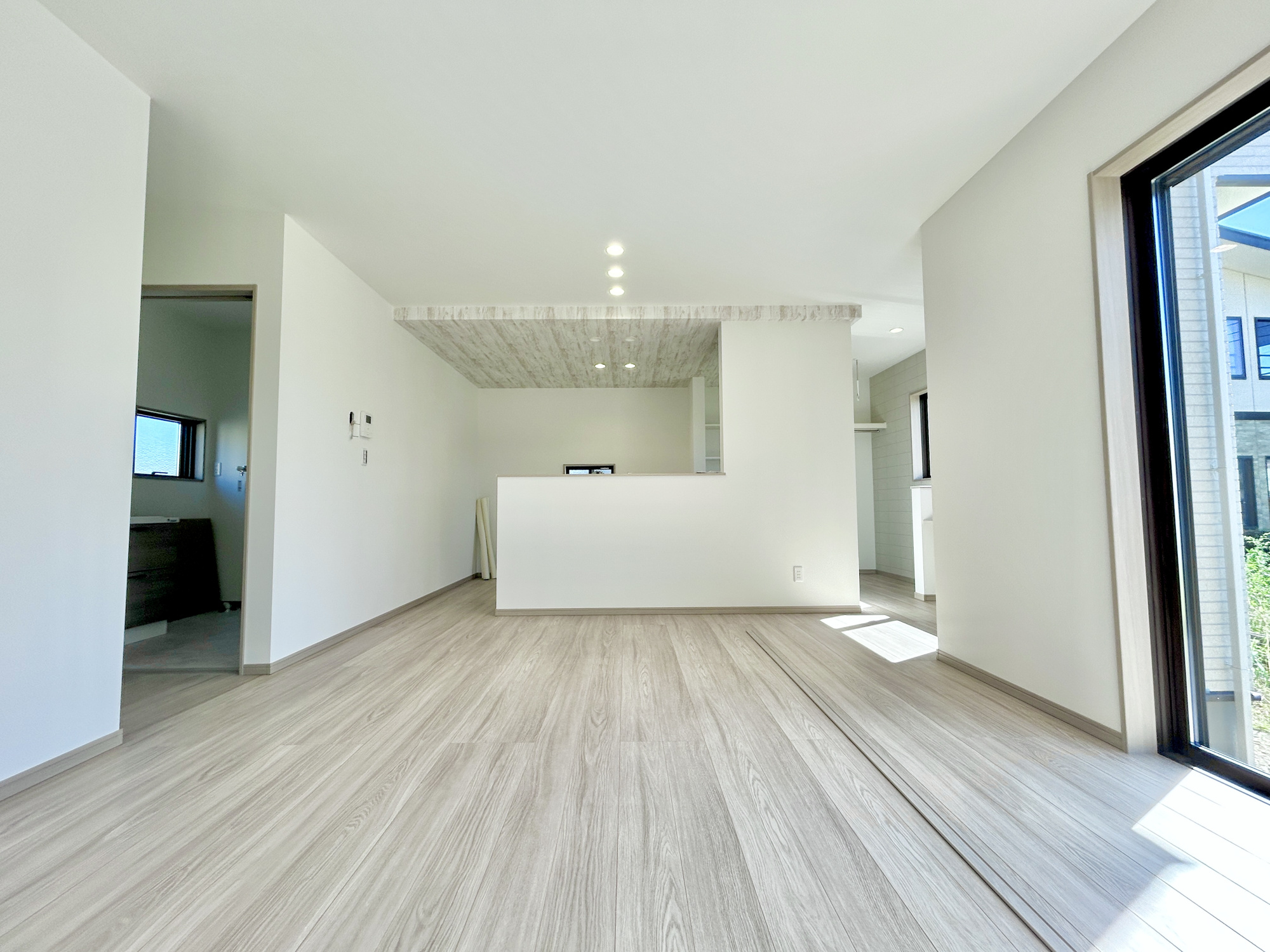 前橋市下小出町第5期　新築住宅全8棟の居間・リビング|室内にいても、たっぷりの陽光と爽やかな風を感じて頂ける、開放感あふれるリビングです。
ご家族と穏やかに過ごす、心地の良い時間が流れます。