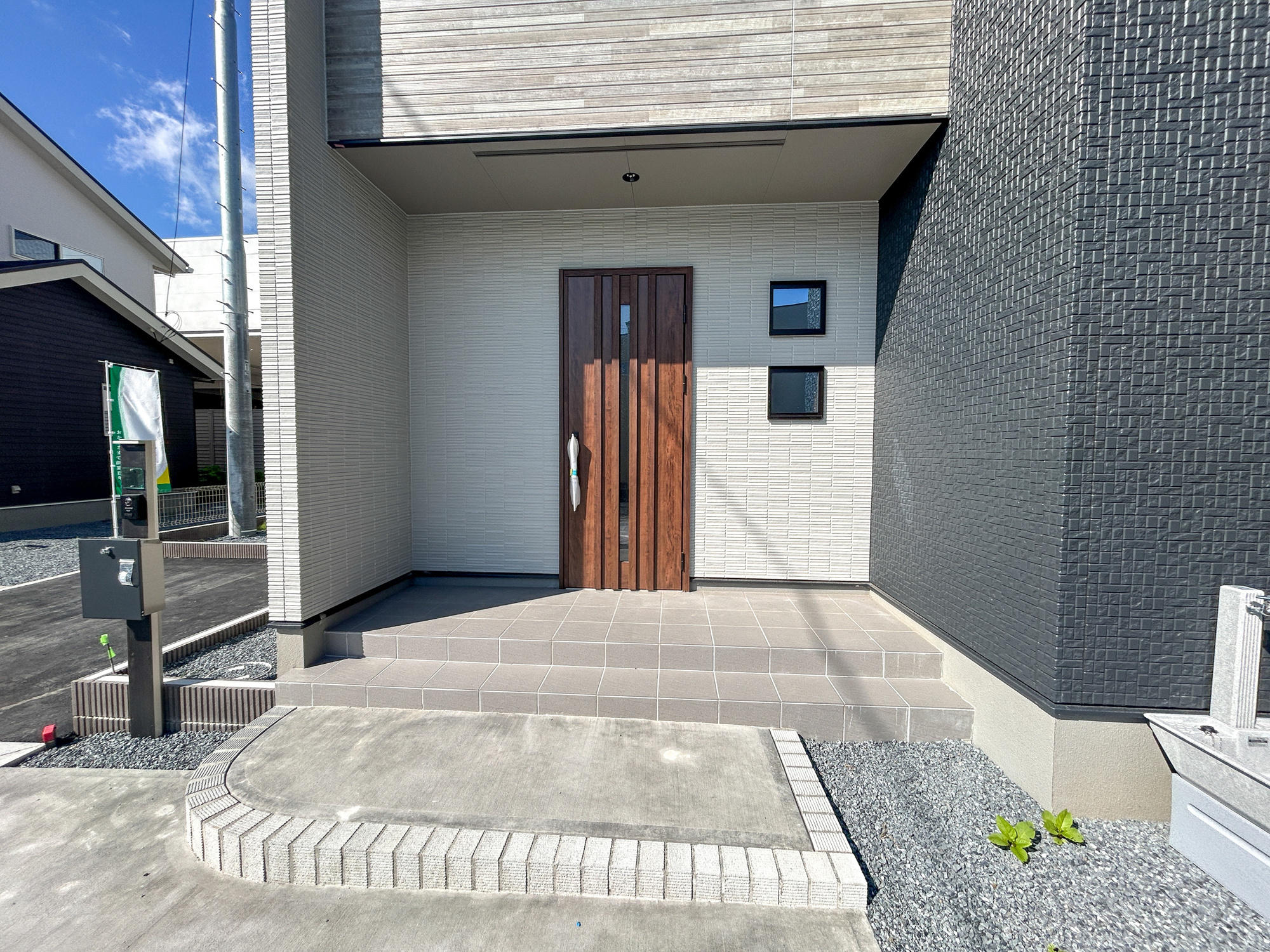 前橋市下新田町第9　新築住宅全5棟の玄関|玄関上は屋根があるので雨の心配いらず♪