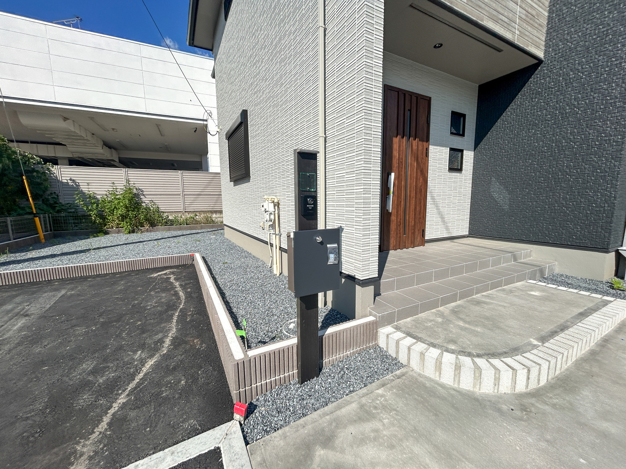 前橋市下新田町第9　新築住宅全5棟の設備|おしゃれな機能ポールにはポスト、インターフォン、表札設置可能です♪