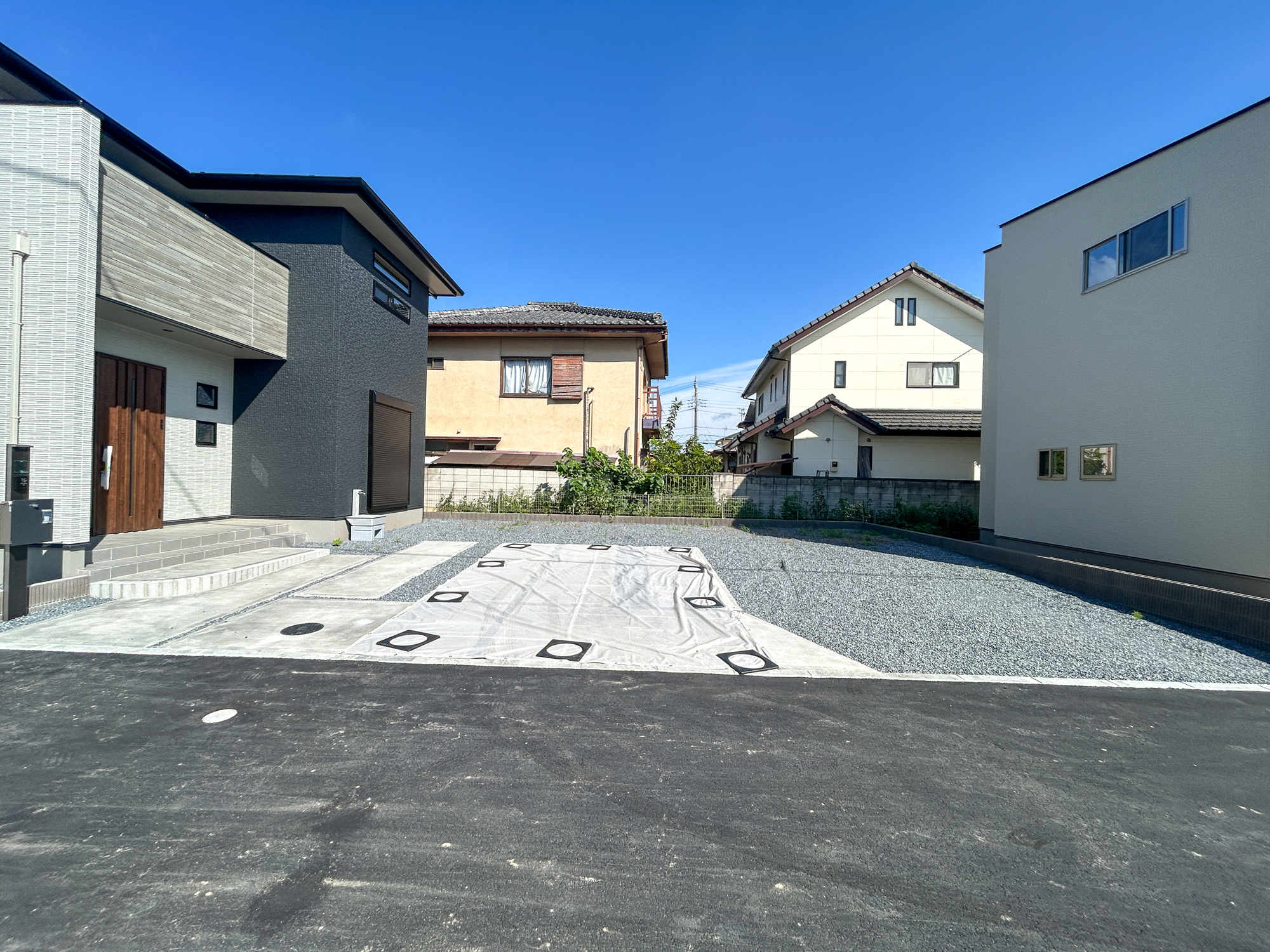 前橋市下新田町第9　新築住宅全5棟の駐車場|車庫土間施工済み、駐車3台可能です(^^♪