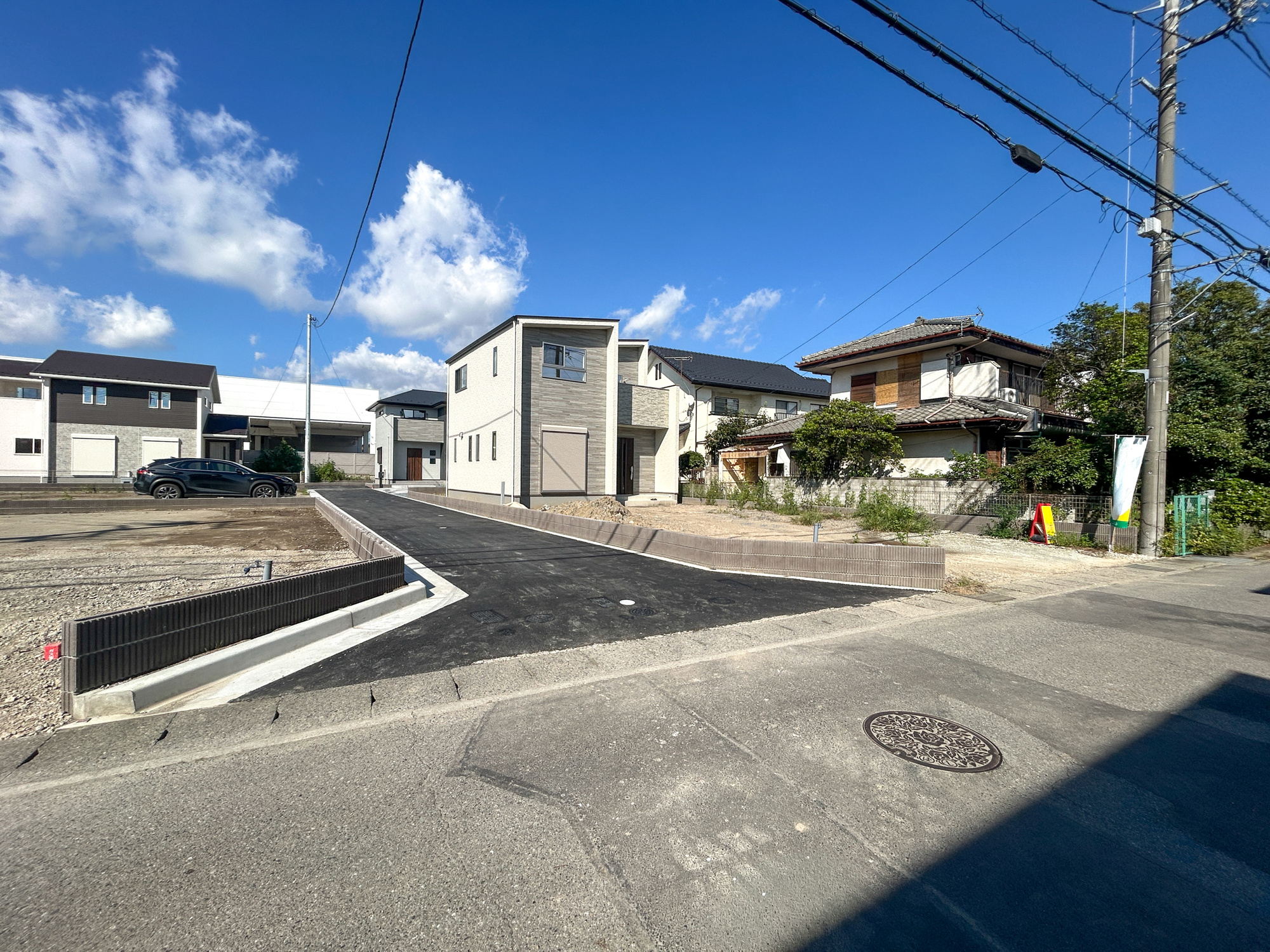 前橋市下新田町第9　新築住宅全5棟の前面道路含む現地写真|閑静な住宅地で子育て家族にピッタリ。毎日のお散歩も快適な緑に恵まれたエリアで、自然に包まれた穏やかな暮らしを実現するための、ゆとりある住環境が整っています。

