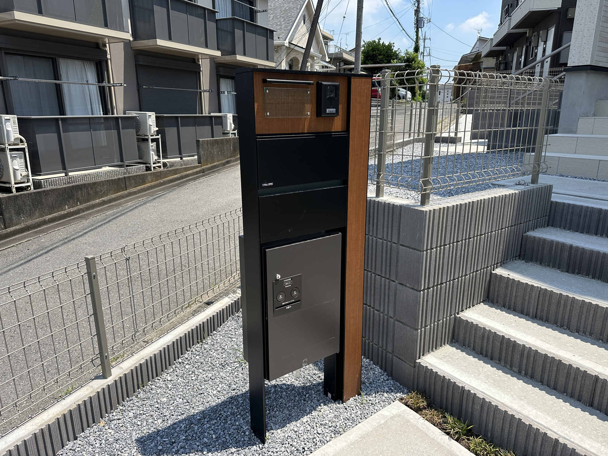 宇都宮市陽東３丁目　新築住宅全２棟の設備|【同社施工例】おしゃれな機能ポールにはポスト、インターフォン、表札設置可能です♪