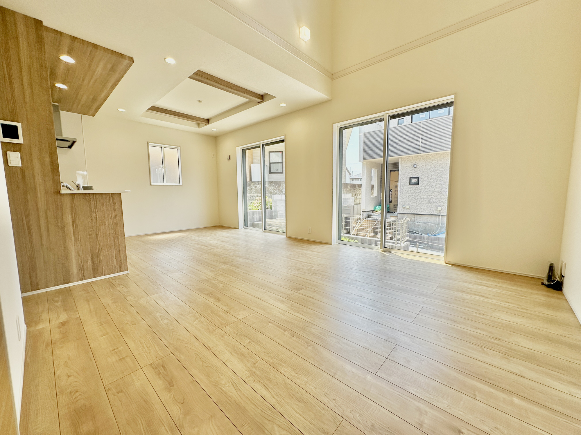 宇都宮市陽東３丁目　新築住宅全２棟の居間・リビング|【同社施工例】室内にいても、たっぷりの陽光と爽やかな風を感じて頂ける、開放感あふれるリビングです。
ご家族と穏やかに過ごす、心地の良い時間が流れます。