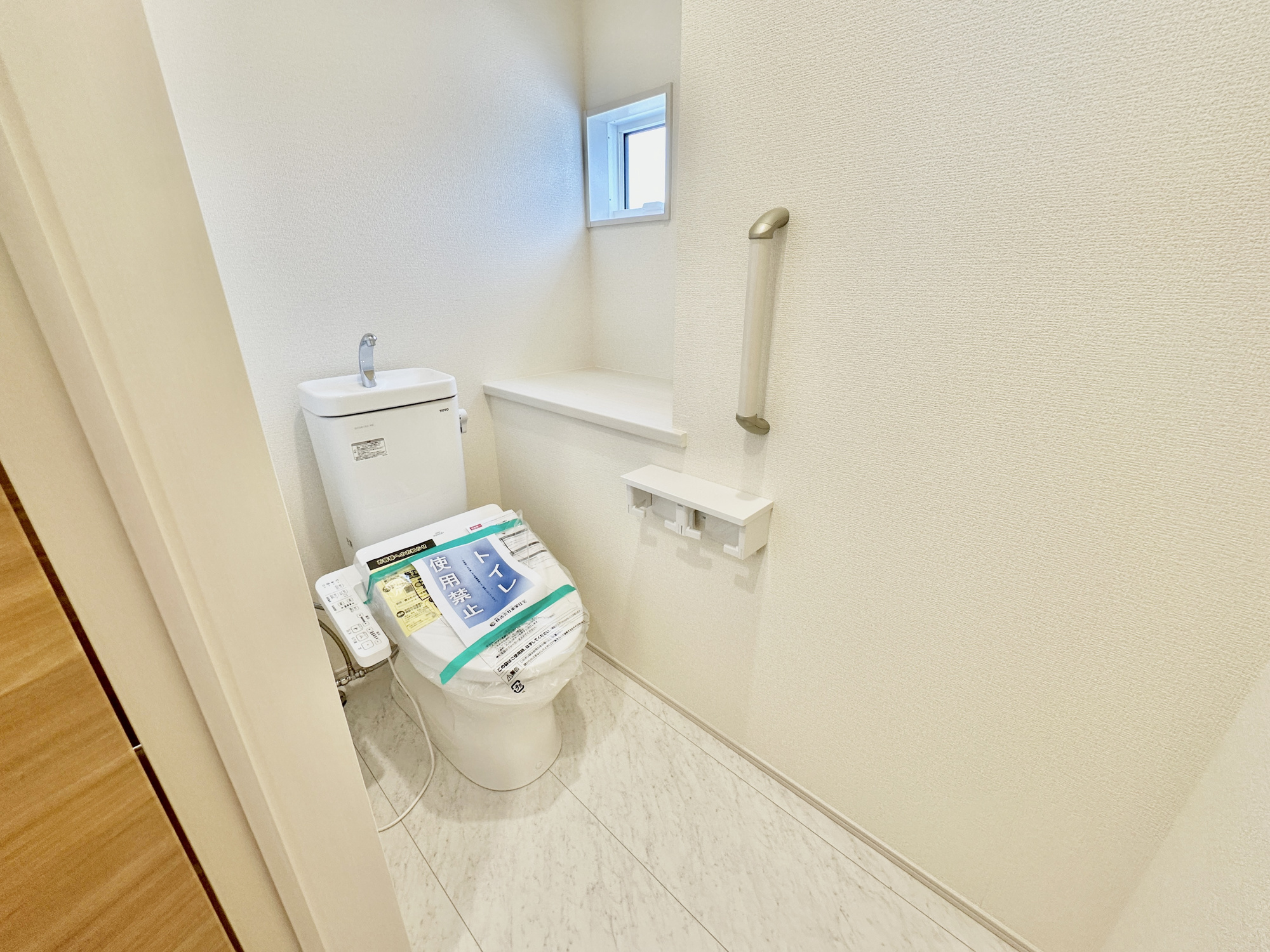 宇都宮市陽東３丁目　新築住宅全２棟のトイレ|【同社施工例】節水型でエコなトイレには、今では当たり前の洗浄付き。便座を温める機能もついていて、居心地良くてトイレから出られなくなるかも！換気用に換気扇はもちろん、窓も着いているので常に快適ですね♪