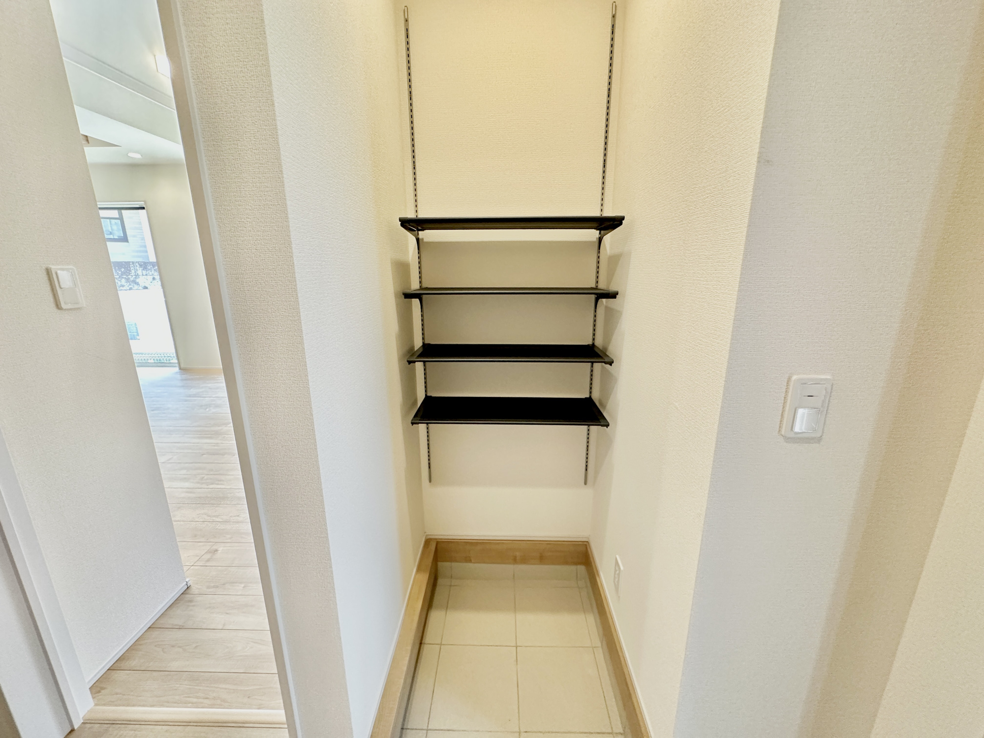 宇都宮市陽東３丁目　新築住宅全２棟の内装|【同社施工例】玄関には土間収納付きでベビーカーやちょっとしたアウトドアグッズもここに置いておくことができます♪