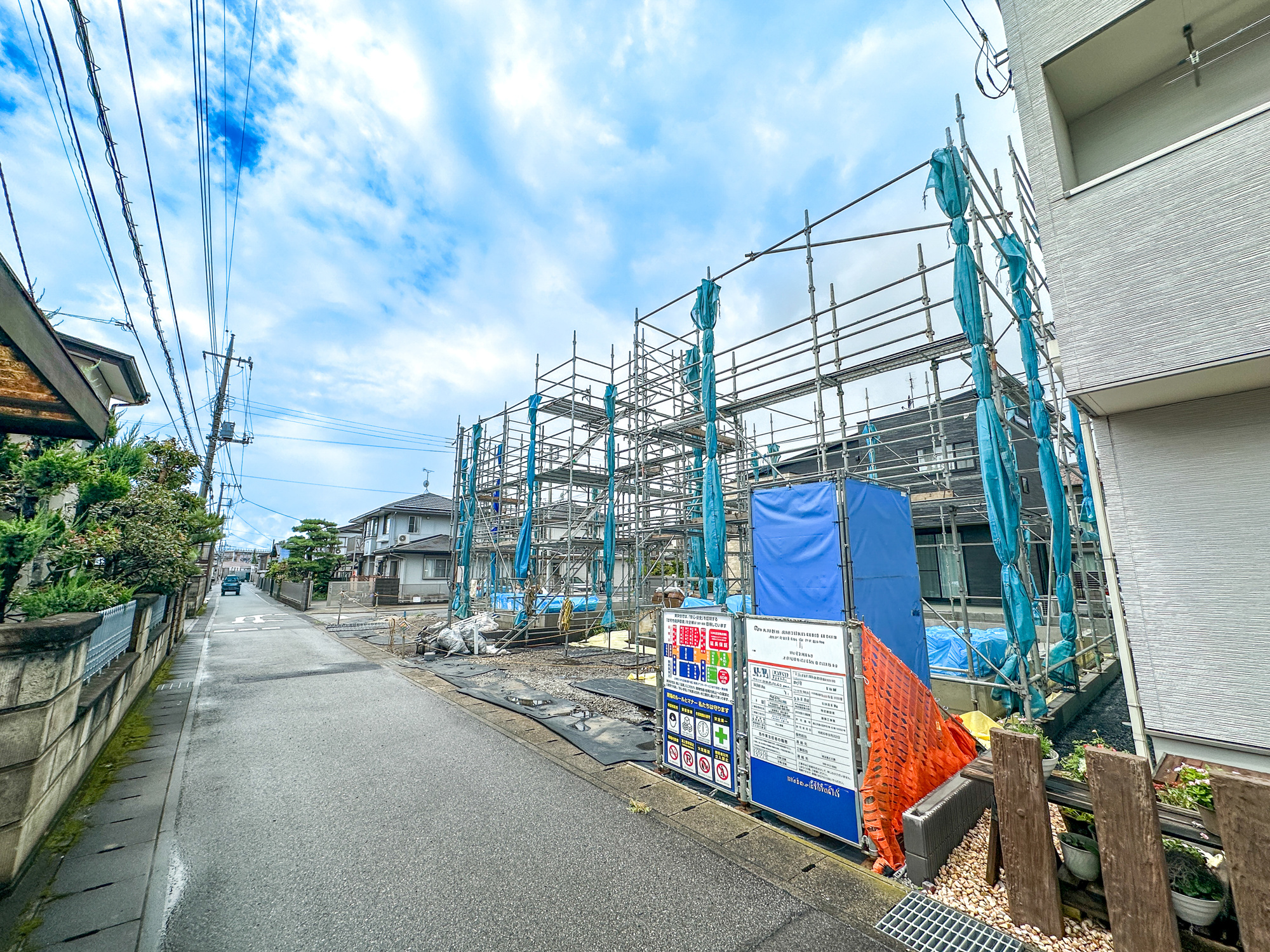 宇都宮市陽東３丁目　新築住宅全２棟の前面道路含む現地写真|低層の一戸建てを中心とした街並みが整然と続き、周辺は高い建物が建っていないので、採光や開放性に恵まれ、空が広く緑の多い閑静な趣を感じる環境です。