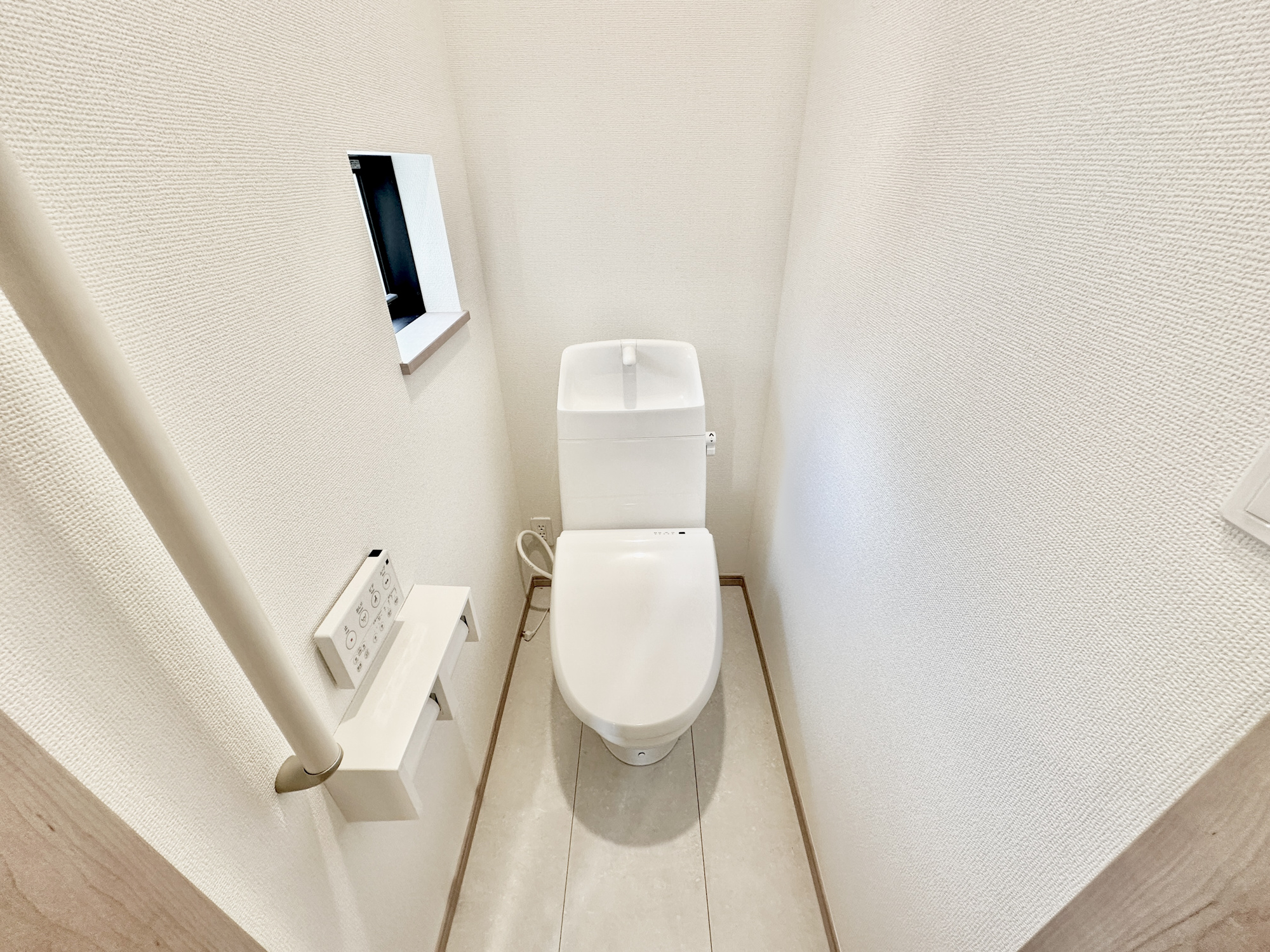 宇都宮市双葉２丁目の新築一戸建のトイレ|節水型でエコなトイレには、今では当たり前の洗浄付き。便座を温める機能もついていて、居心地良くてトイレから出られなくなるかも！換気用に換気扇はもちろん、窓も着いているので常に快適ですね♪