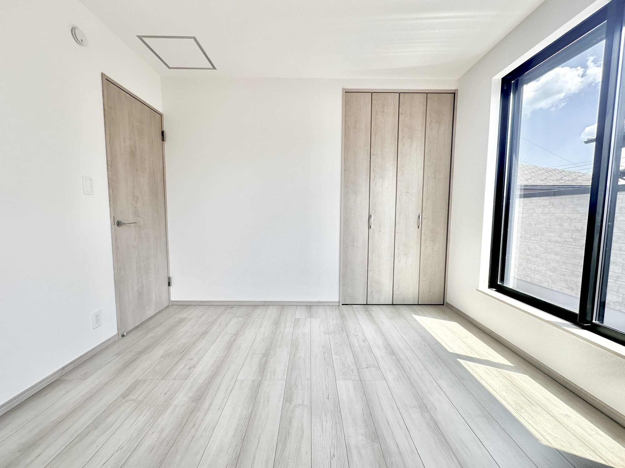 宇都宮市双葉２丁目の新築一戸建の子供部屋|広々とした居住空間は日々の暮らしを彩り、心のやすらぎと満足感を与えてくれます。通風と採光を考慮した設計は子供たちはのびのび育ち、家族でくつろぎと団らんを生み出します。