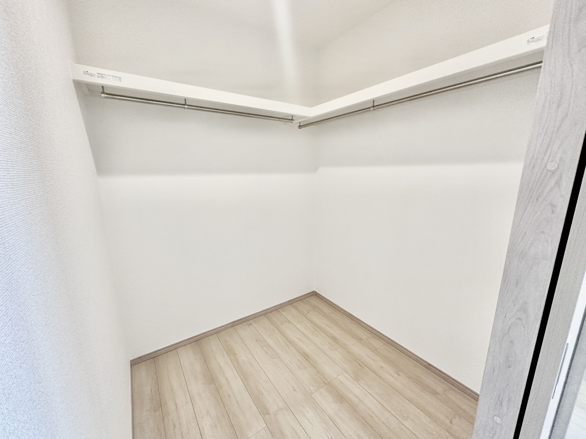 宇都宮市双葉２丁目の新築一戸建の収納|ウォークインクローゼットのある住まいで収納上手な生活を実現！衣類だけでなく、箱物や思い出の品もたっぷり収納できますので、整理整頓もスムーズに。居室空間をより広々と使えます！