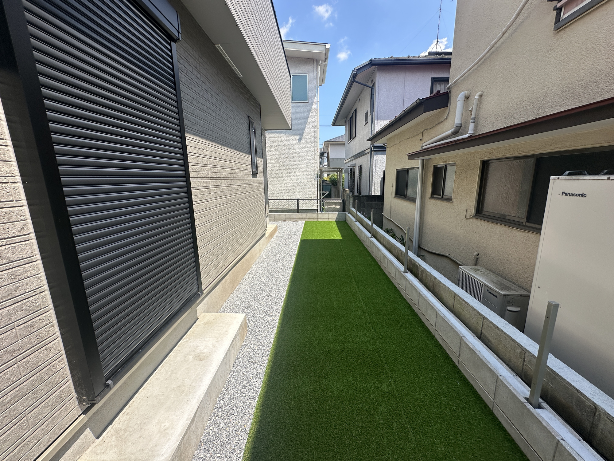 宇都宮市双葉２丁目の新築一戸建の庭|砂利敷きされたお庭はお手入れ不要で維持が楽々♪人工芝の鮮やかな緑が青空に映えて、見ていて爽やかな気分になりますね♪