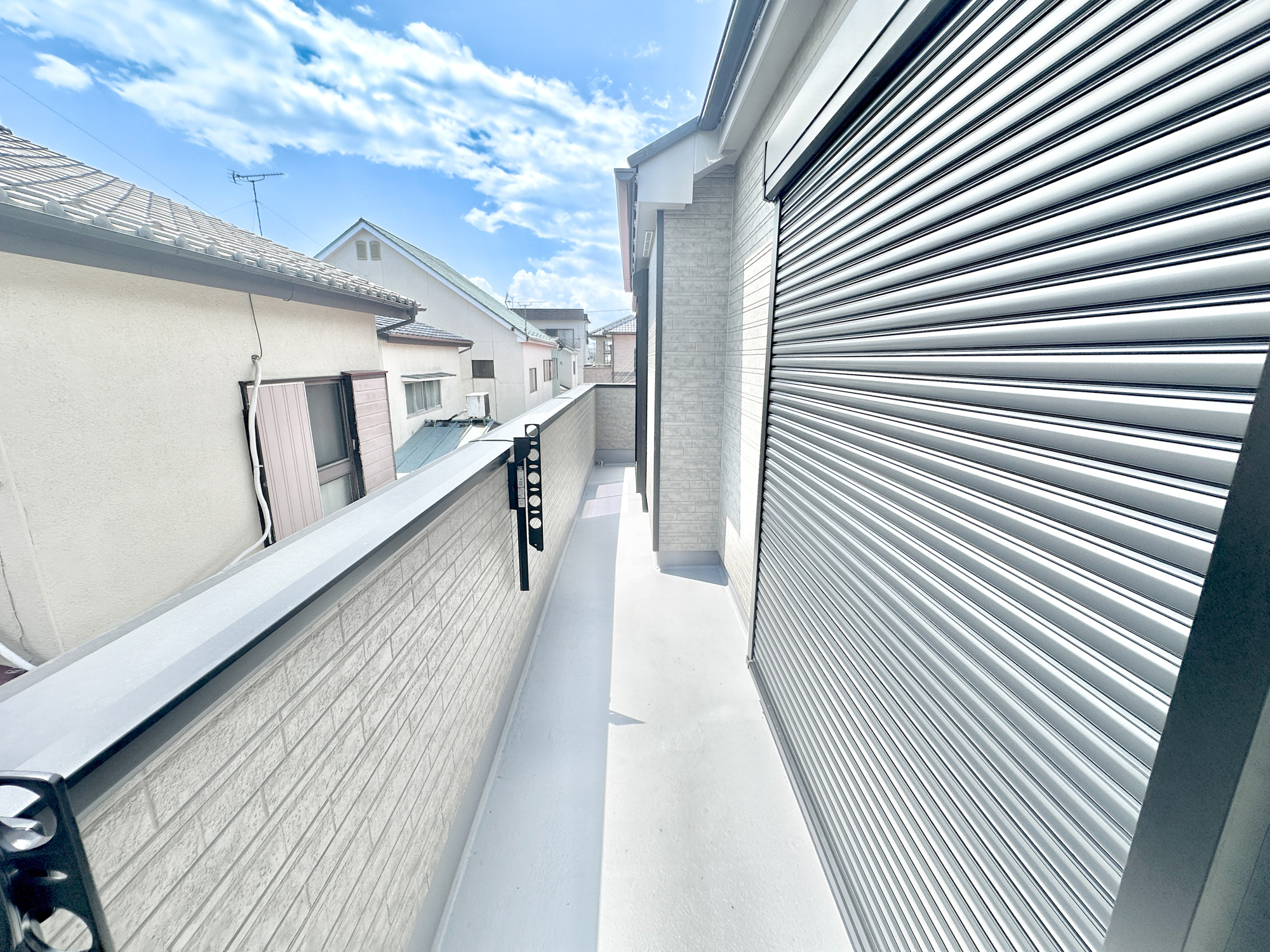 宇都宮市双葉２丁目の新築一戸建のバルコニー|南向きで陽当りの良いバルコニーは、物干しセットを追加すれば、一度にたくさんのお洗濯物が干せるのが魅力！バルコニーは洗濯物を干すだけの場所じゃなく、家族のゆとりのある時間を演出するプライベート空間。