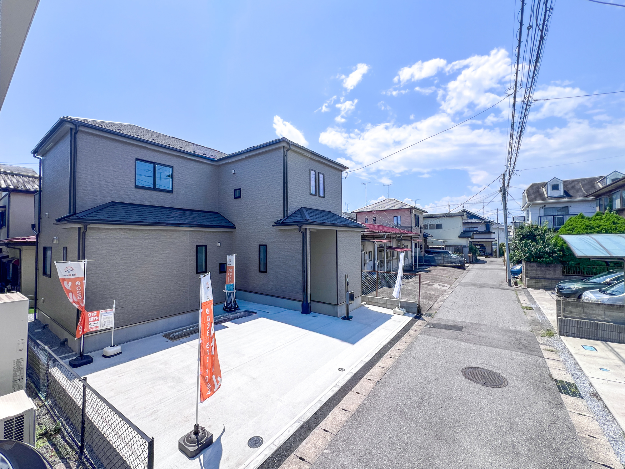 宇都宮市双葉２丁目の新築一戸建の前面道路含む現地写真|低層の一戸建てを中心とした街並みが整然と続き、周辺は高い建物が建っていないので、採光や開放性に恵まれ、空が広く緑の多い閑静な趣を感じる環境です。

