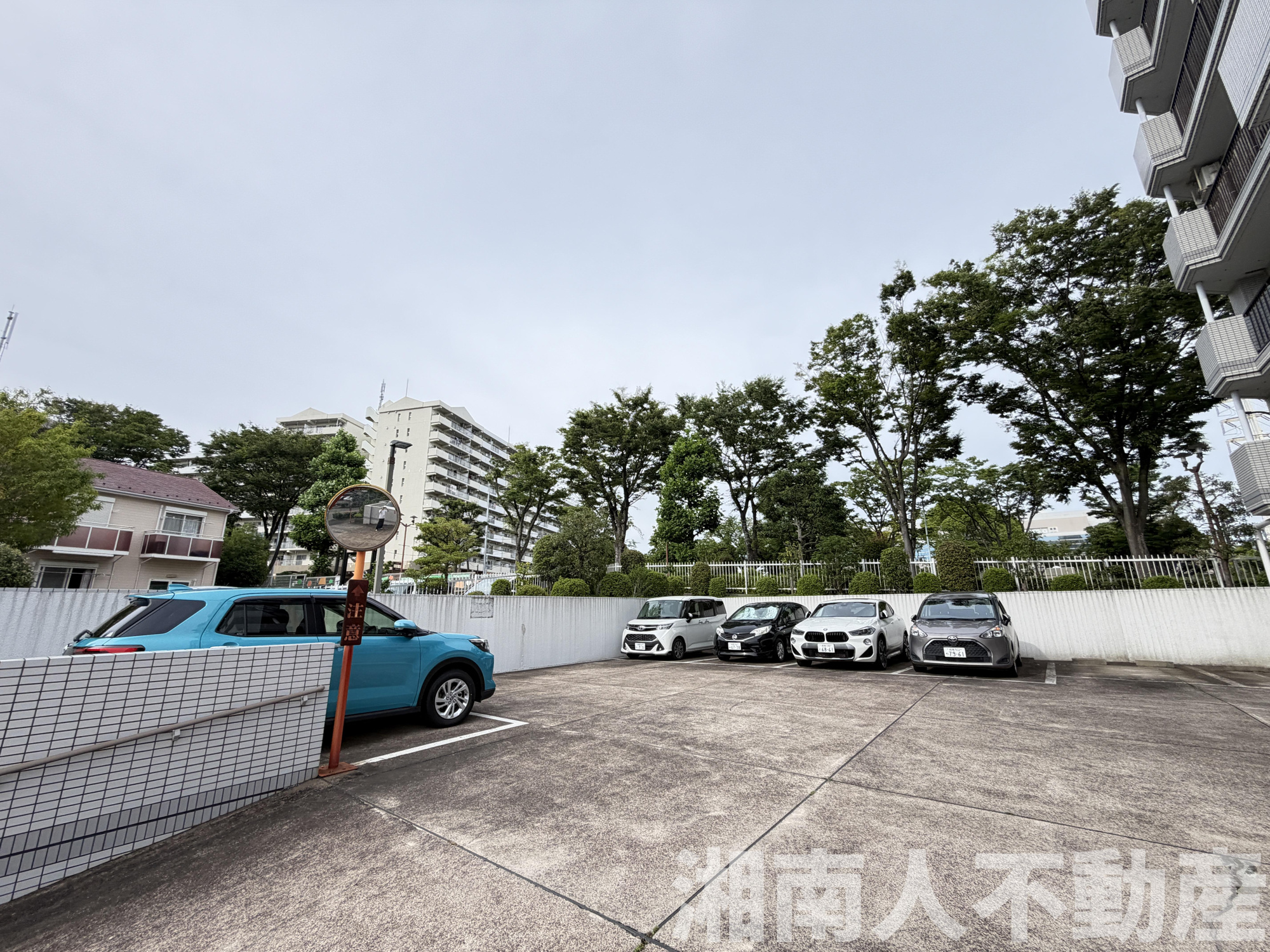 シャルマンコーポ湘南ライフタウンの駐車場|車をお持ちの方に嬉しい駐車場付きの物件です