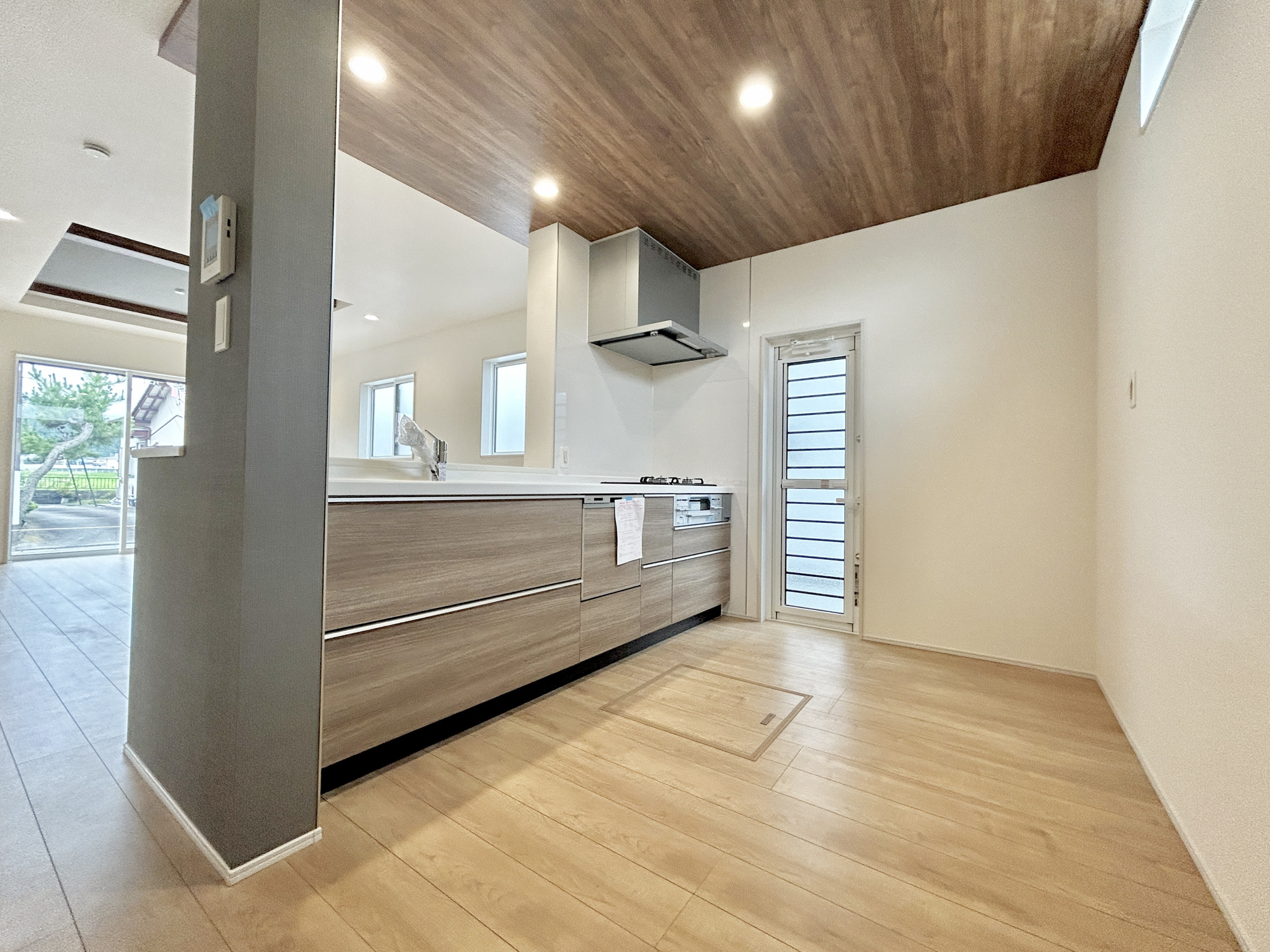 高崎市吉井町長根3期　新築住宅全1棟のキッチン|ダイニングからワークスペースを見渡せる、見せるキッチン。ダイニングとの空間のつながりが、スペースのゆとりを生み出します♪