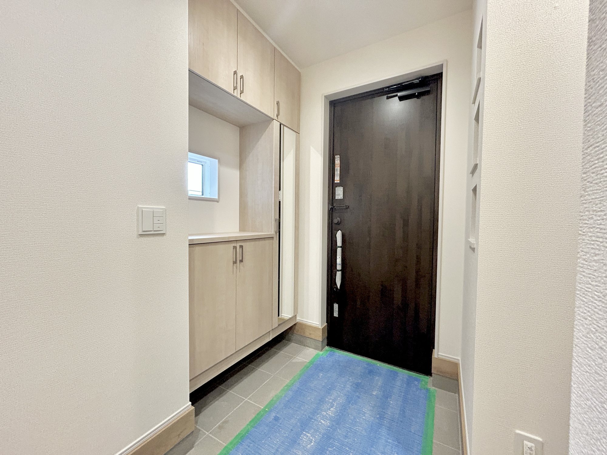 高崎市吉井町長根3期　新築住宅全1棟の内装|"住まう人も来客も入った時にワクワクさせてくれるオシャレな玄関♪
収納もたっぷりあるので、靴がたくさんあっても安心！
気持ちの良い朝は、毎日ここからスタートしていきます♪"