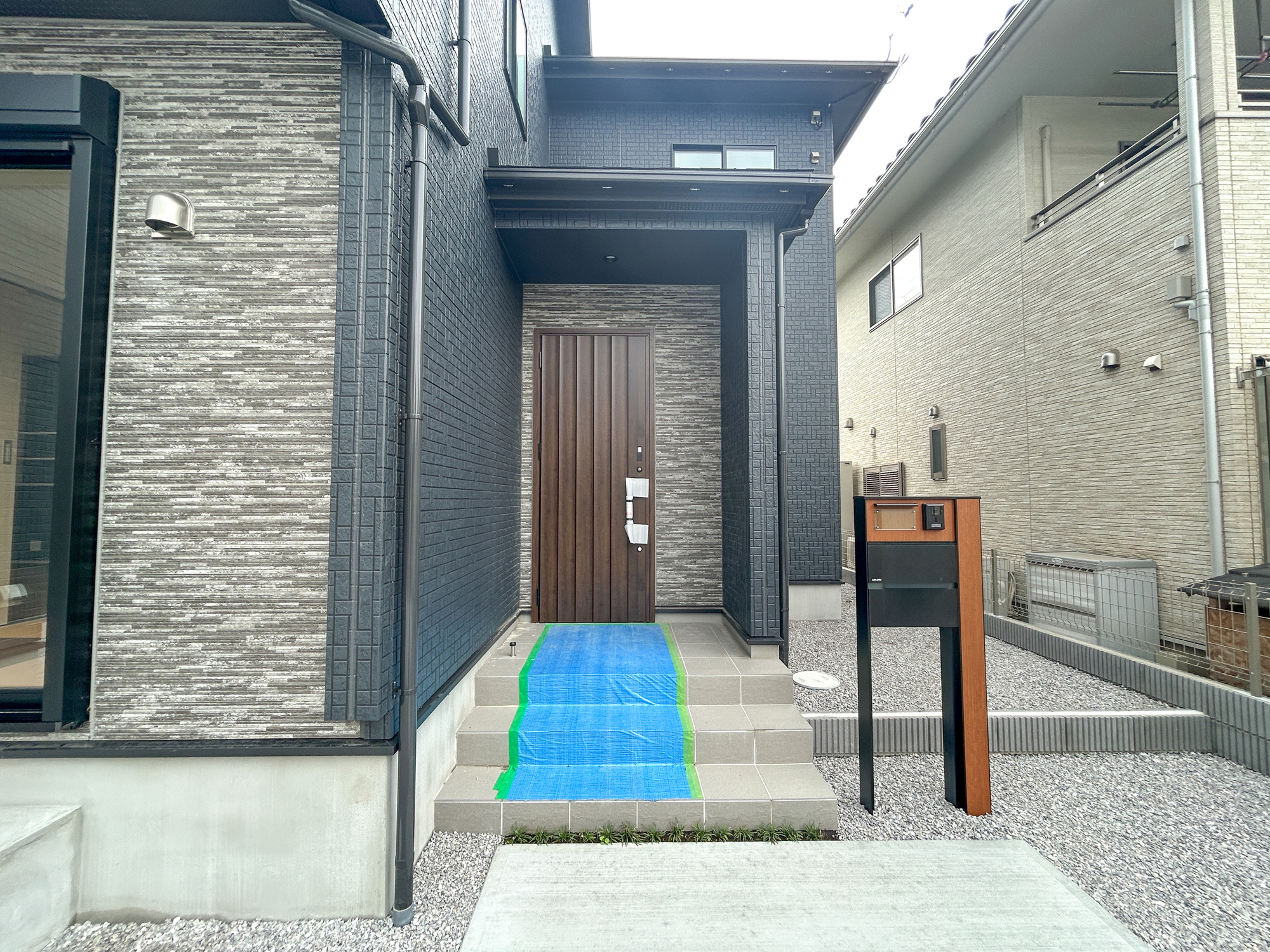 高崎市吉井町長根3期　新築住宅全1棟の玄関|明るく優しいイメージの玄関アプローチ。玄関上は屋根があるので雨の心配いらず♪