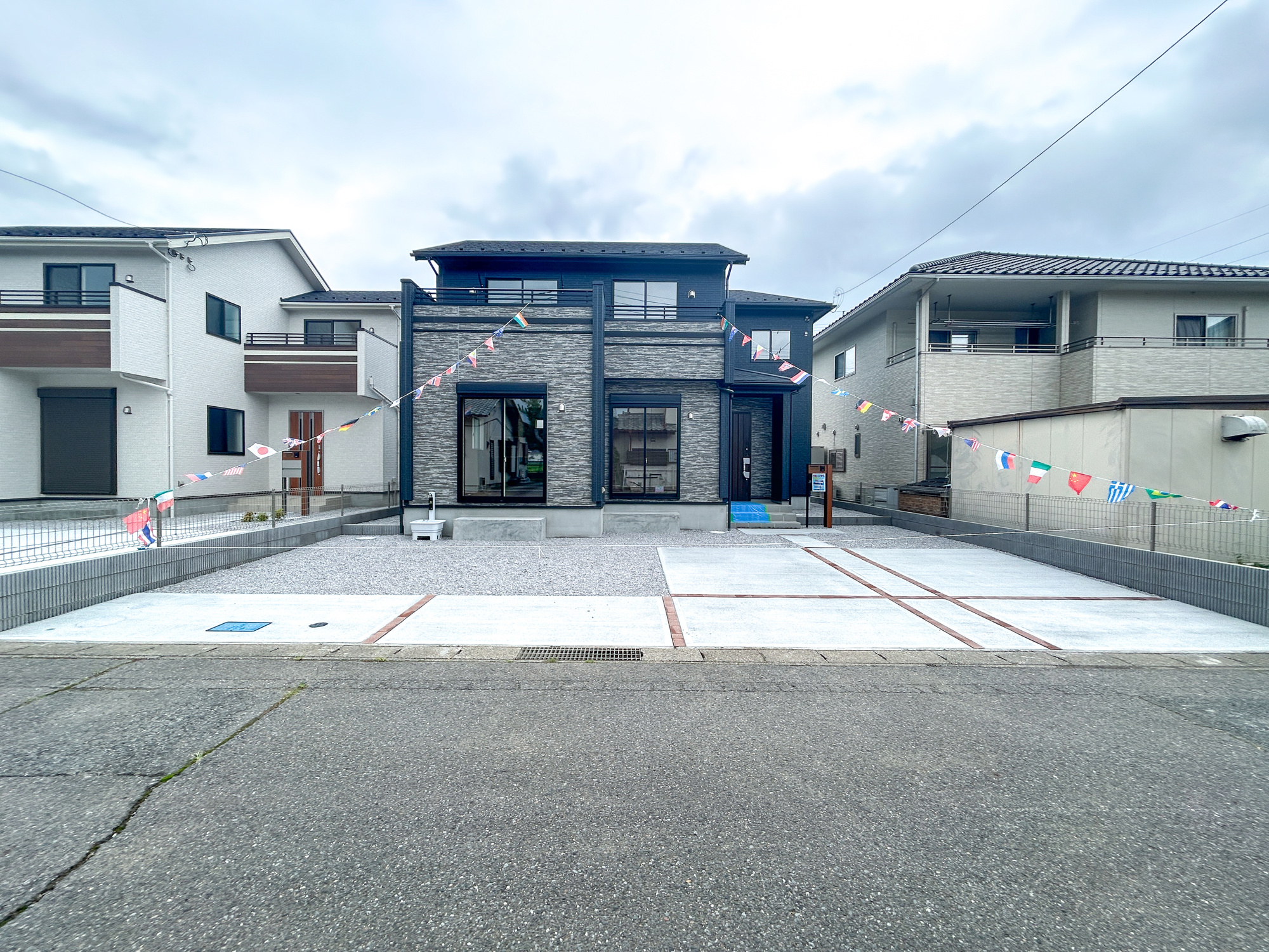 高崎市吉井町長根3期　新築住宅全1棟の駐車場|充分な駐車スペースはアレンジが出来る程のスペースがあります。お庭として利用も良しです♪