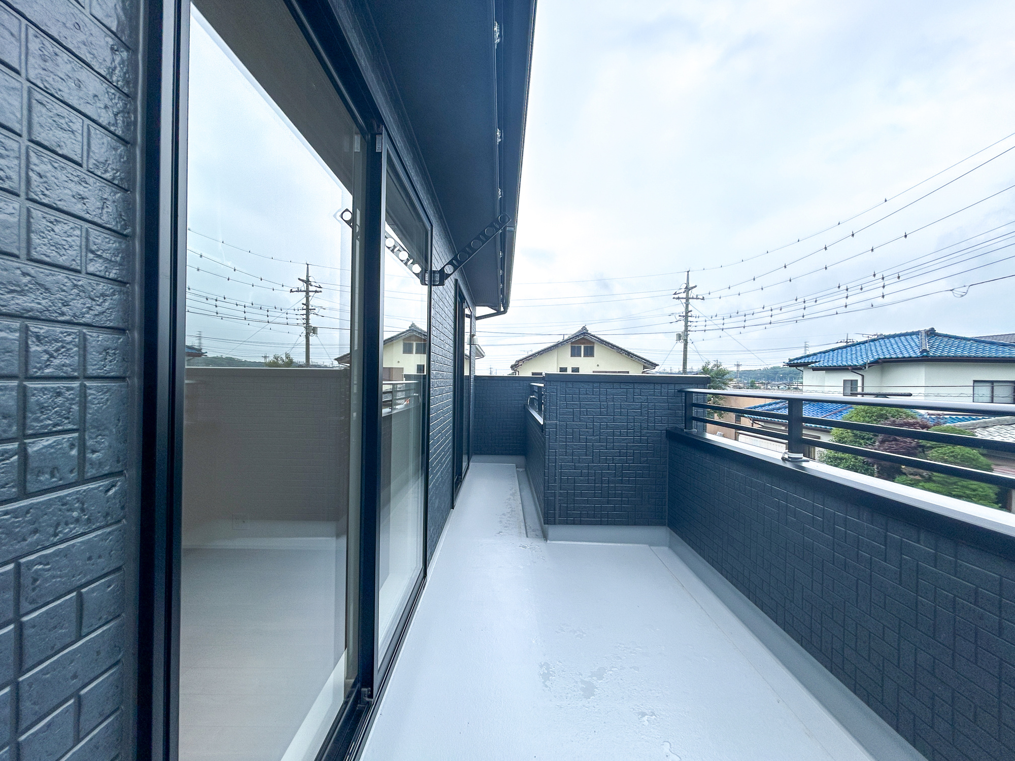 高崎市吉井町長根3期　新築住宅全1棟のバルコニー|開放的なバルコニーは見晴らしもよく、太陽の温かな温もりをめいっぱい受け止めてくれます。太陽の光と爽やかな風を受けたお洗濯物はあっという間に乾き、取りこむ時には太陽の匂いを感じられそうですね。