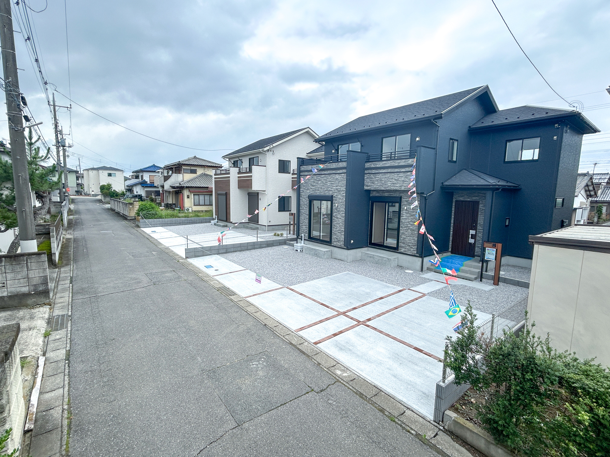 高崎市吉井町長根3期　新築住宅全1棟の前面道路含む現地写真|閑静な住宅地で子育て家族にピッタリ。毎日のお散歩も快適な緑に恵まれたエリアで、自然に包まれた穏やかな暮らしを実現するための、ゆとりある住環境が整っています。

