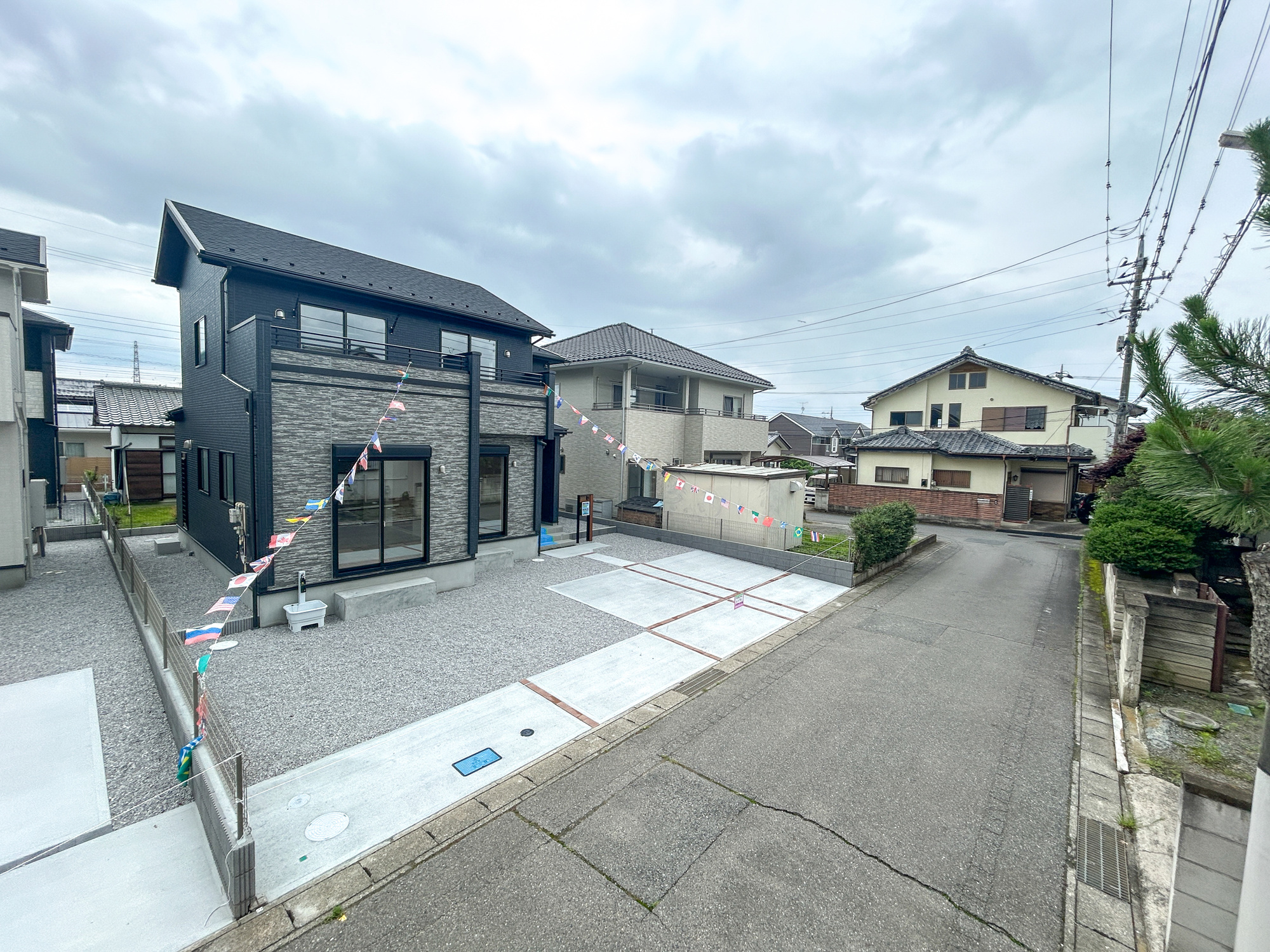 高崎市吉井町長根3期　新築住宅全1棟の前面道路含む現地写真|低層の一戸建てを中心とした街並みが整然と続き、周辺は高い建物が建っていないので、採光や開放性に恵まれ、空が広く緑の多い閑静な趣を感じる環境です。

