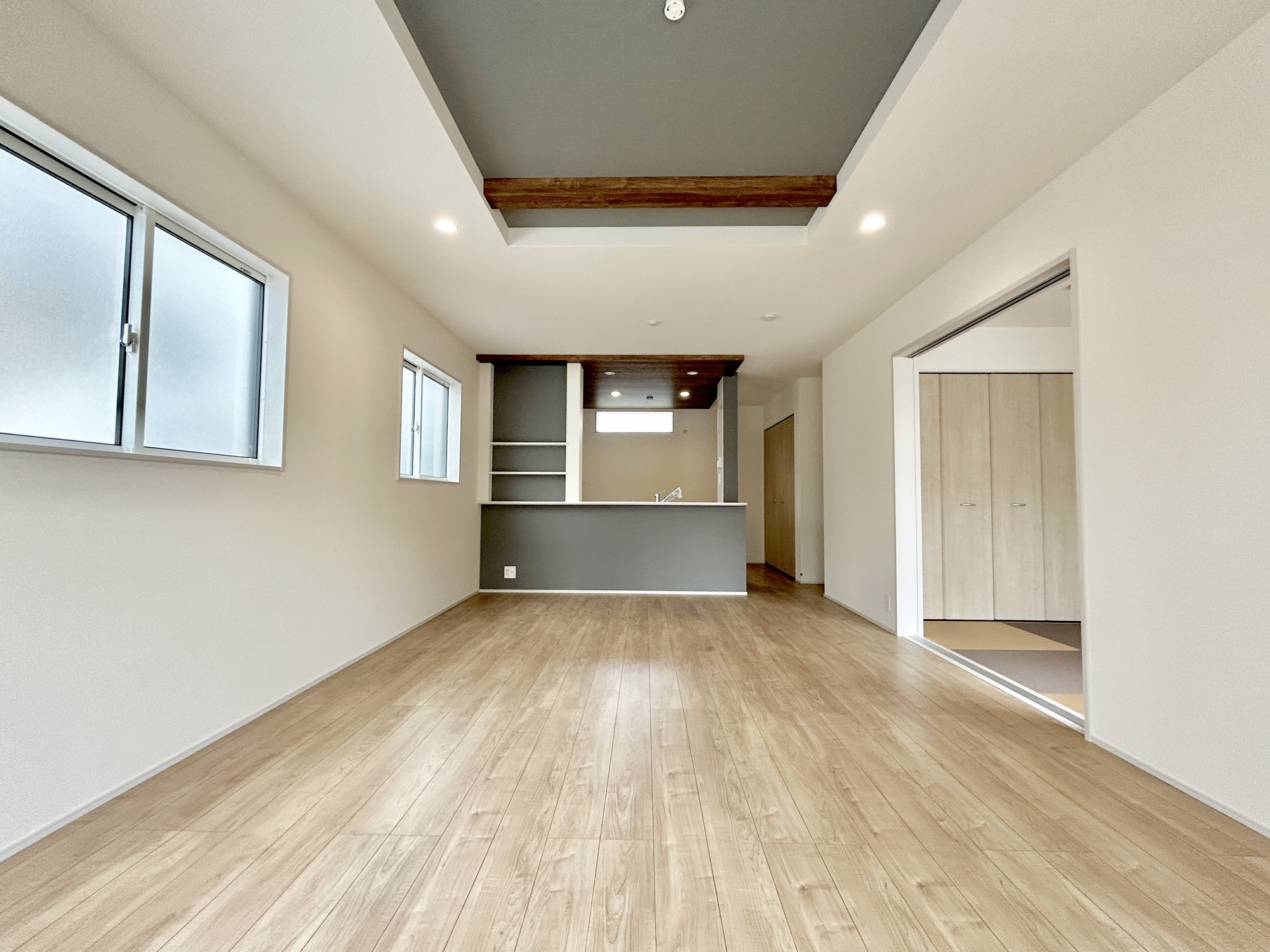 高崎市吉井町長根3期　新築住宅全1棟の居間・リビング|室内にいても、たっぷりの陽光と爽やかな風を感じて頂ける、開放感あふれるリビングです。
ご家族と穏やかに過ごす、心地の良い時間が流れます。