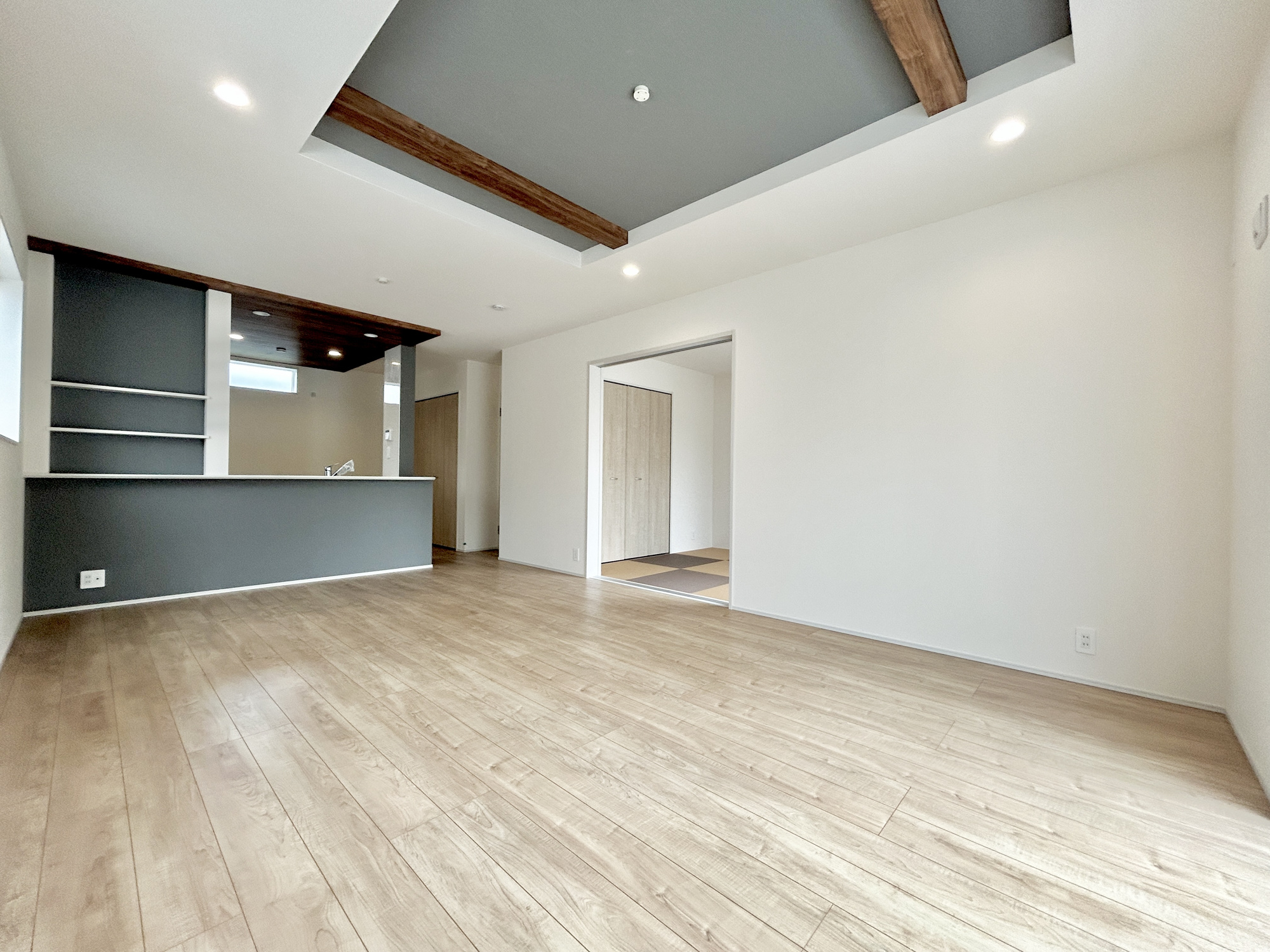 高崎市吉井町長根3期　新築住宅全1棟の居間・リビング|オープンな空間を生み出す、こだわりの広がりとゆとり。家族と過ごす時間を大切にしたい方にぴったりの明るくゆとりある住空間です。窓からの日差しがリビングの隅々までしっかりと届きます！ 