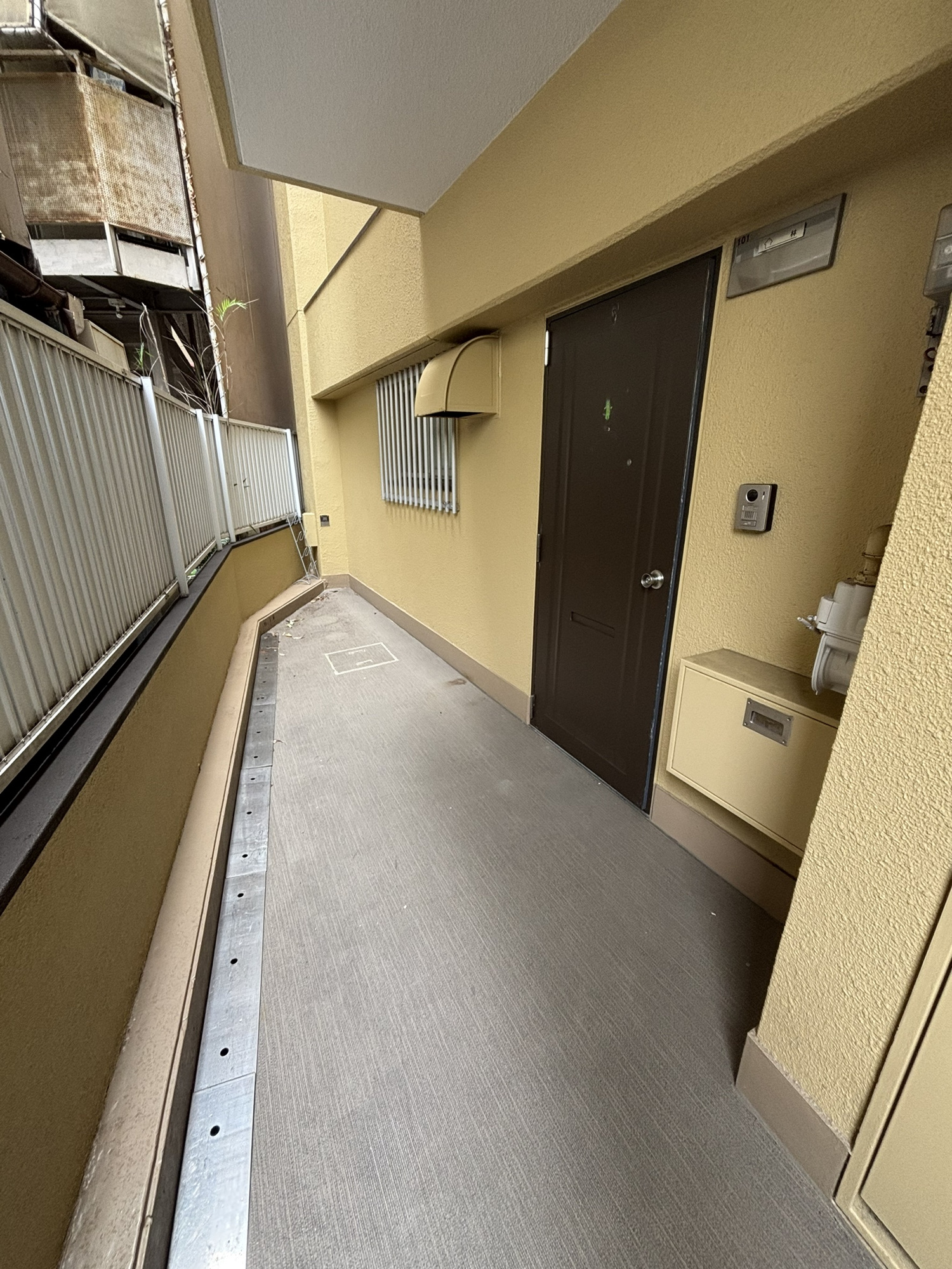 甲南第10兵庫コーポラスのその他共用部分|共用廊下から玄関ドア周辺を捉えた、落ち着いた色合いの外観スペースです。
