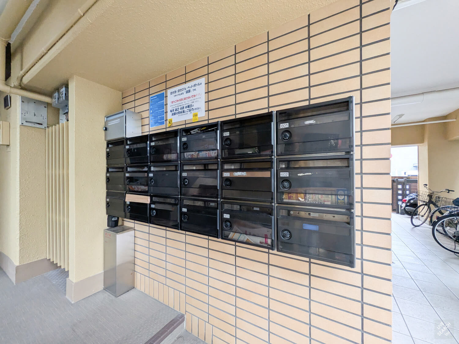 甲南第10兵庫コーポラスのその他|タイル張りの壁面にすっきりと設置された、日々の暮らしに欠かせない集合ポストです。