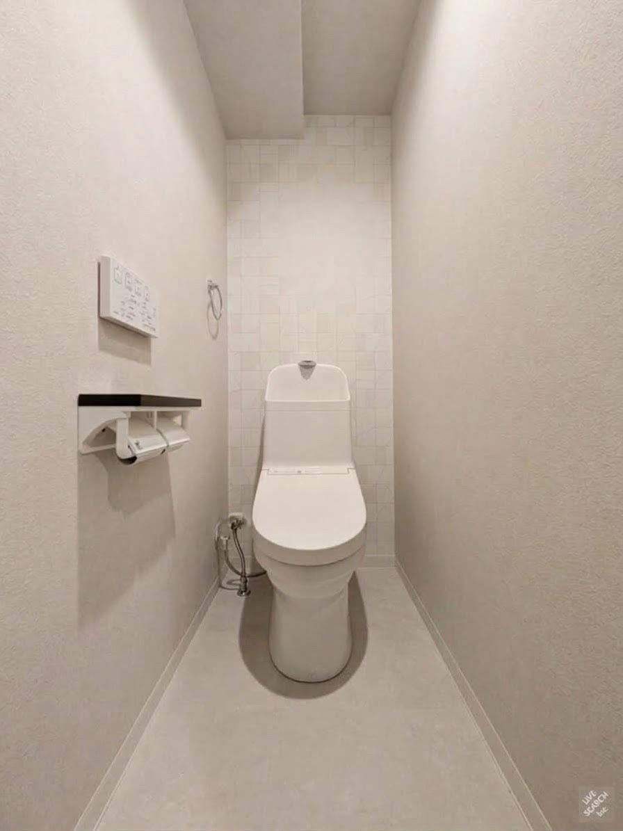 甲南第10兵庫コーポラスのトイレ|温水洗浄便座付きのトイレです。背面のデザインクロスや、小物が置ける棚付きのペーパーホルダーなど、細部までこだわりを感じる清潔な空間です。
