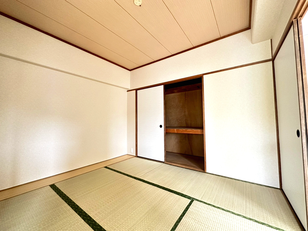 杉谷パークマンションの和室|押入れがあり、お部屋を広々お使いいただけます。