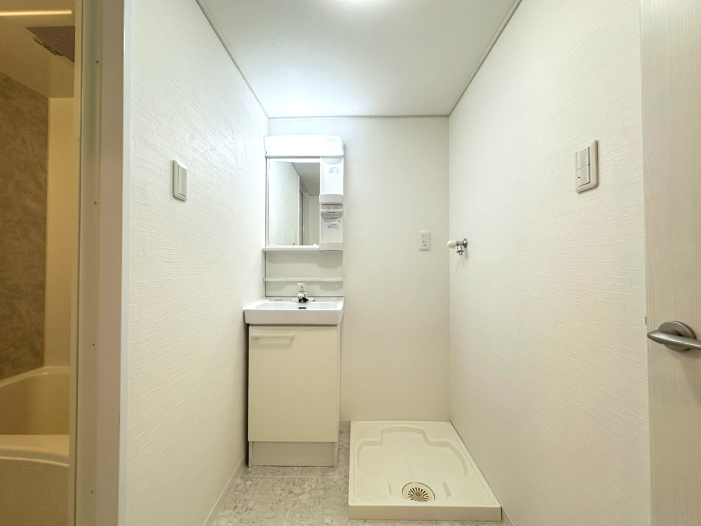 杉谷パークマンションの脱衣所|新しい洗面台です。収納もあり洗面用具、小物も置くことができます。