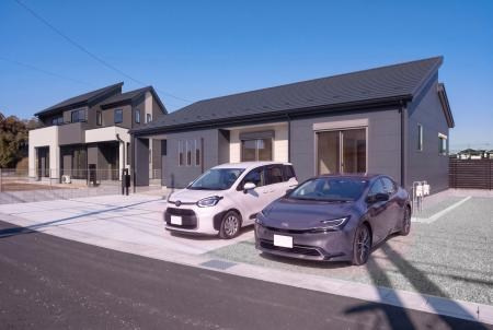 2号棟《完成イメージ》ダークグレーと木目調のツートンカラーが落ち着いた印象の平屋建て。大きな掃き出し窓から光が降り注ぐ明るいLDKと、洋室のスリット窓がデザインのアクセントの心地よい住まいです。