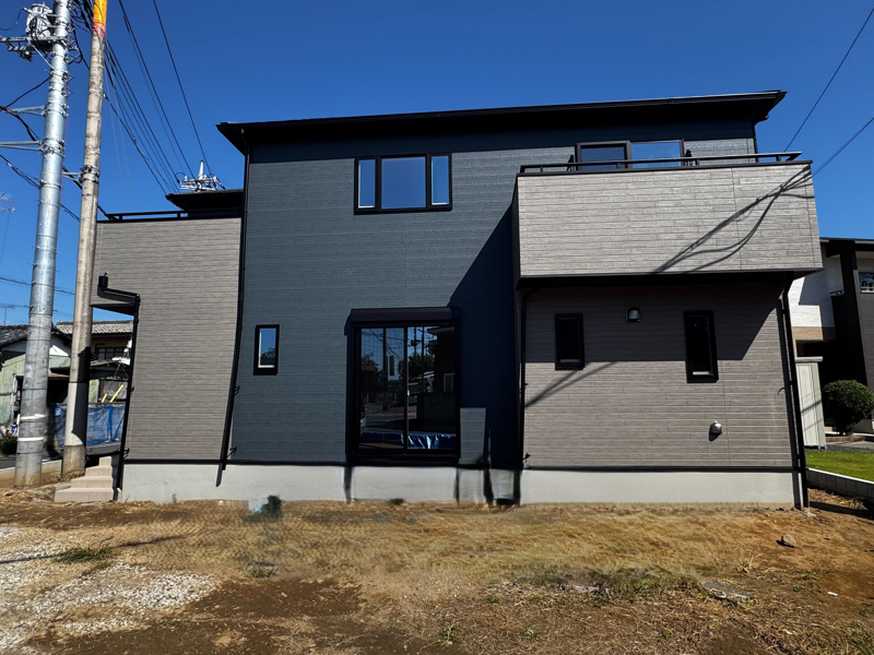 【館林市緑町全1区画　外観完成イメージ】　
落ち着いた建物の形状に合わせ3色をバランス良く貼り分けた重厚感ある落ち着いた印象的な外観です。※現地写真に完成イメージ画像を合成したものです
