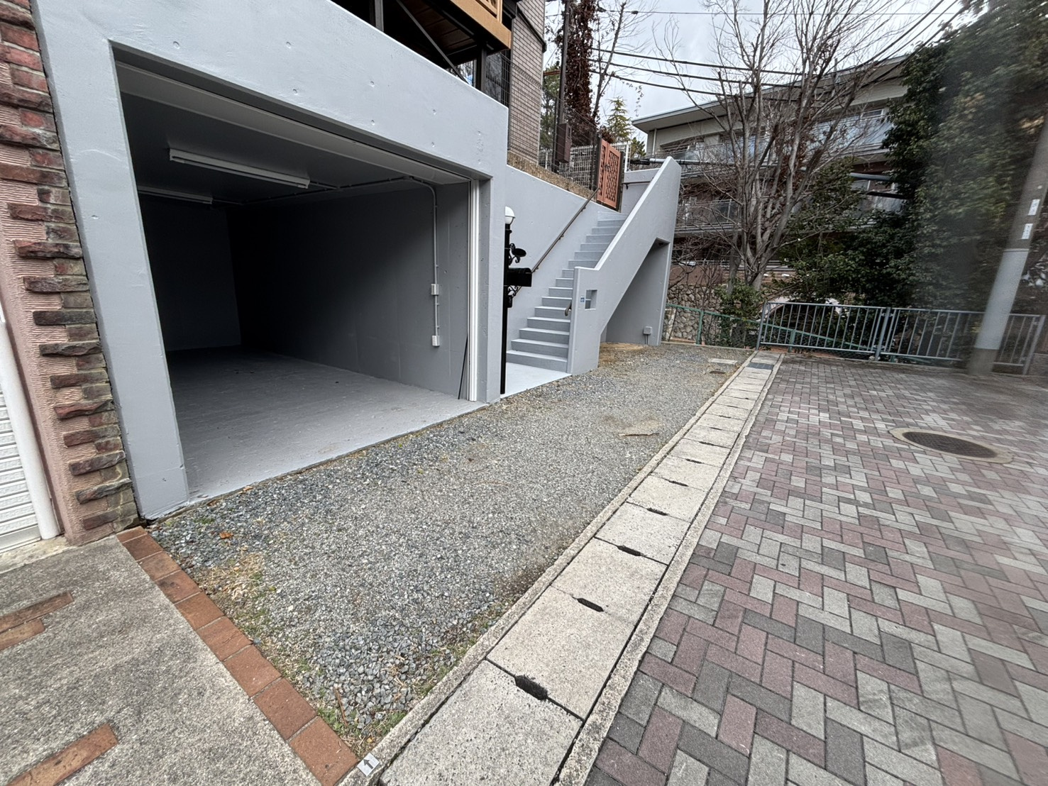 鴨子ヶ原２丁目戸建の前面道路含む現地写真
