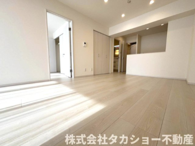 エースハイムちばの居間・リビング|陽光が心地よく差し込む、開放感あふれる明るく広々としたリビング。家族の憩いの場にぴったりです!!