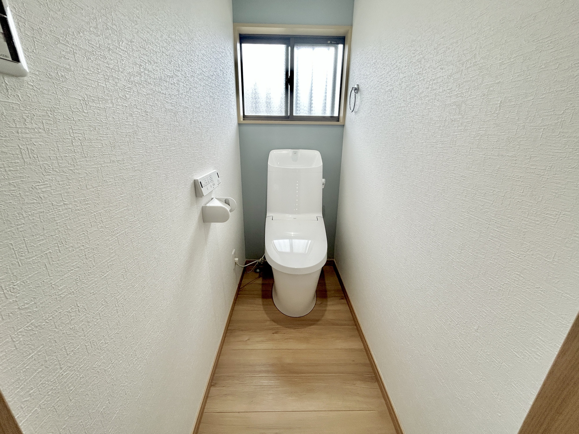 伊勢崎市境百々東　中古住宅のトイレ|節水型でエコなトイレには、今では当たり前の洗浄付き。便座を温める機能もついていて、居心地良くてトイレから出られなくなるかも！換気用に換気扇はもちろん、窓も着いているので常に快適ですね♪