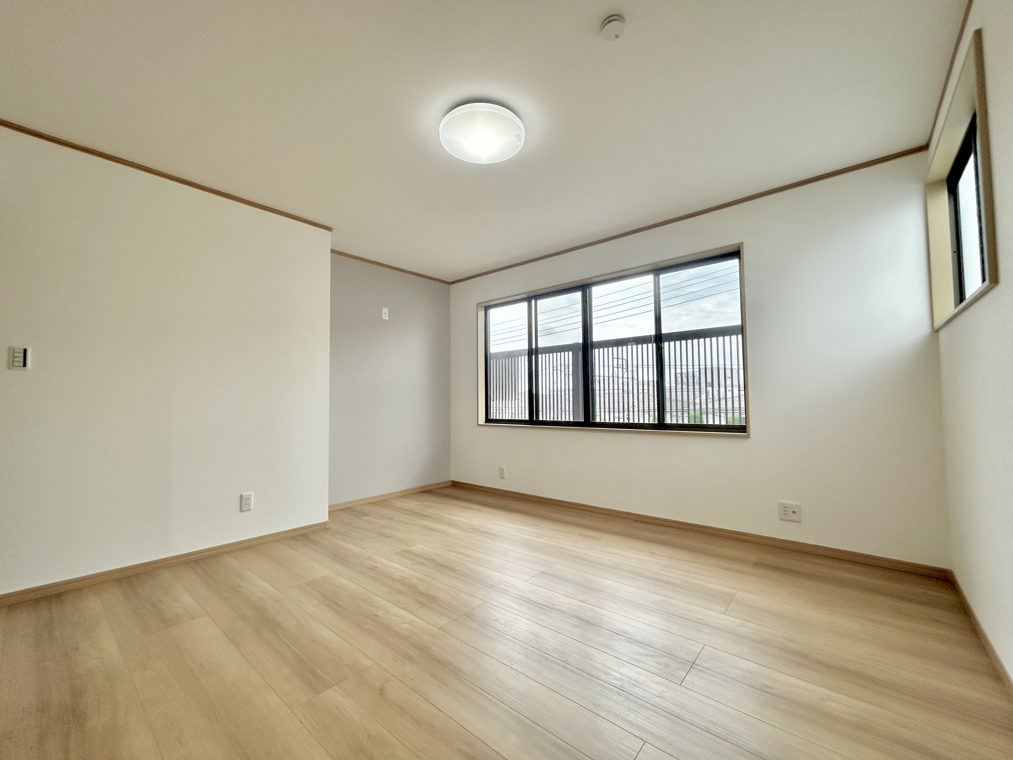 伊勢崎市境百々東　中古住宅の寝室|木目のフローリングが暖かみのある室内に。明るい寝室で心地のいい朝を迎えられそう。