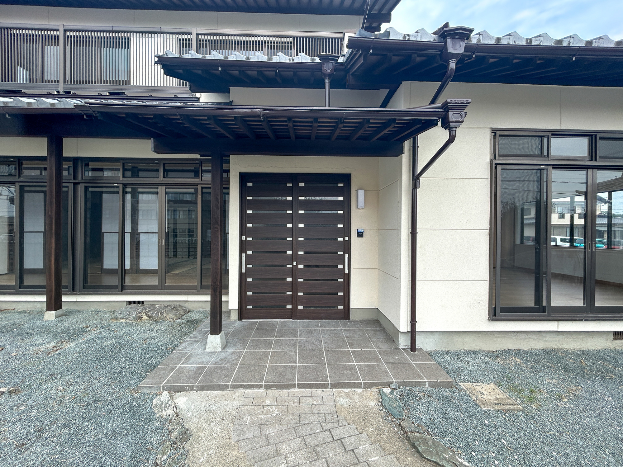 伊勢崎市境百々東　中古住宅の玄関|玄関上は屋根があるので雨の心配いらず♪