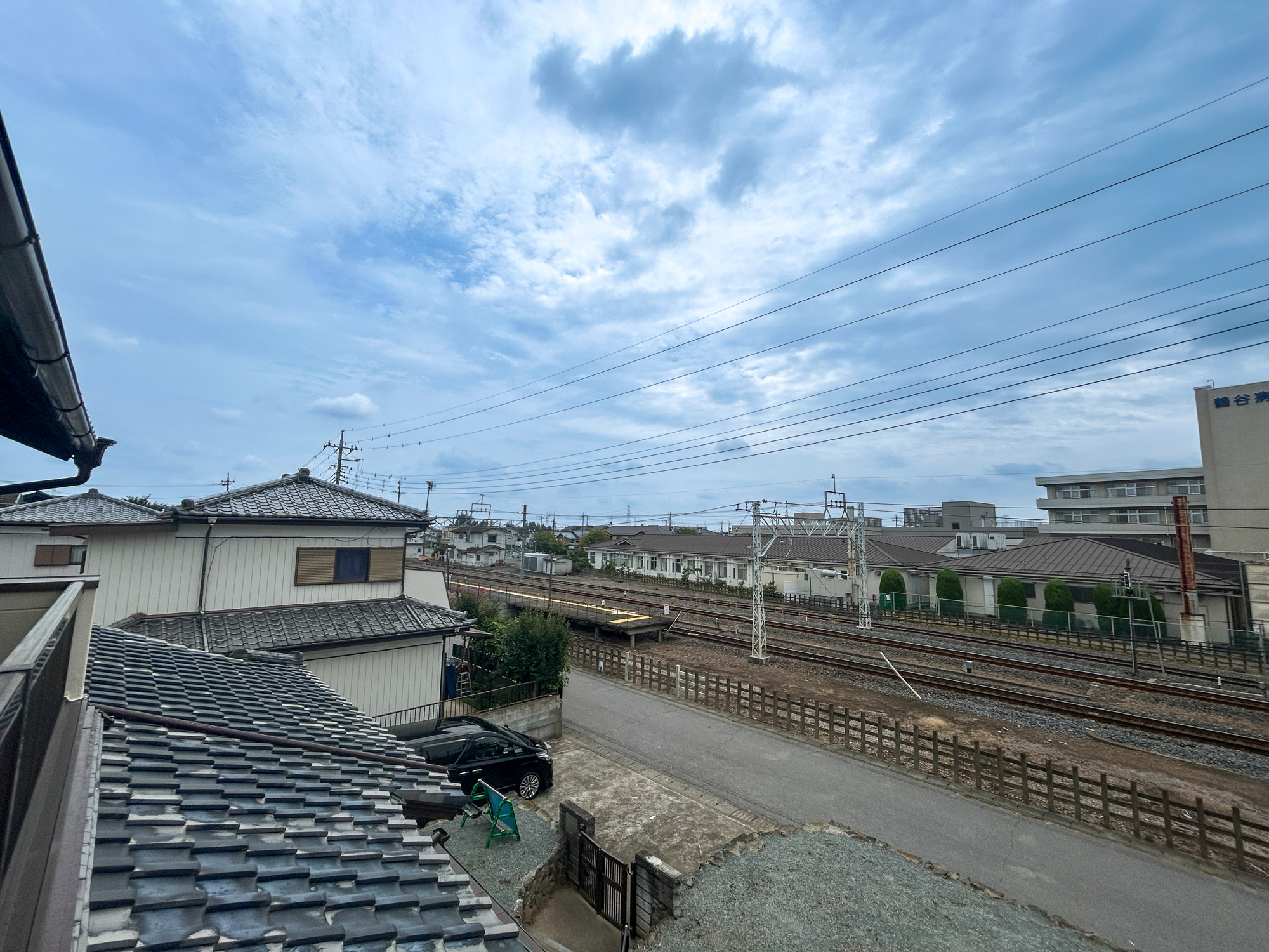 伊勢崎市境百々東　中古住宅の展望|低層の一戸建てを中心とした街並みが整然と続き、周辺は高い建物が建っていないので、採光や開放性に恵まれ、空が広く緑の多い閑静な趣を感じる環境です。