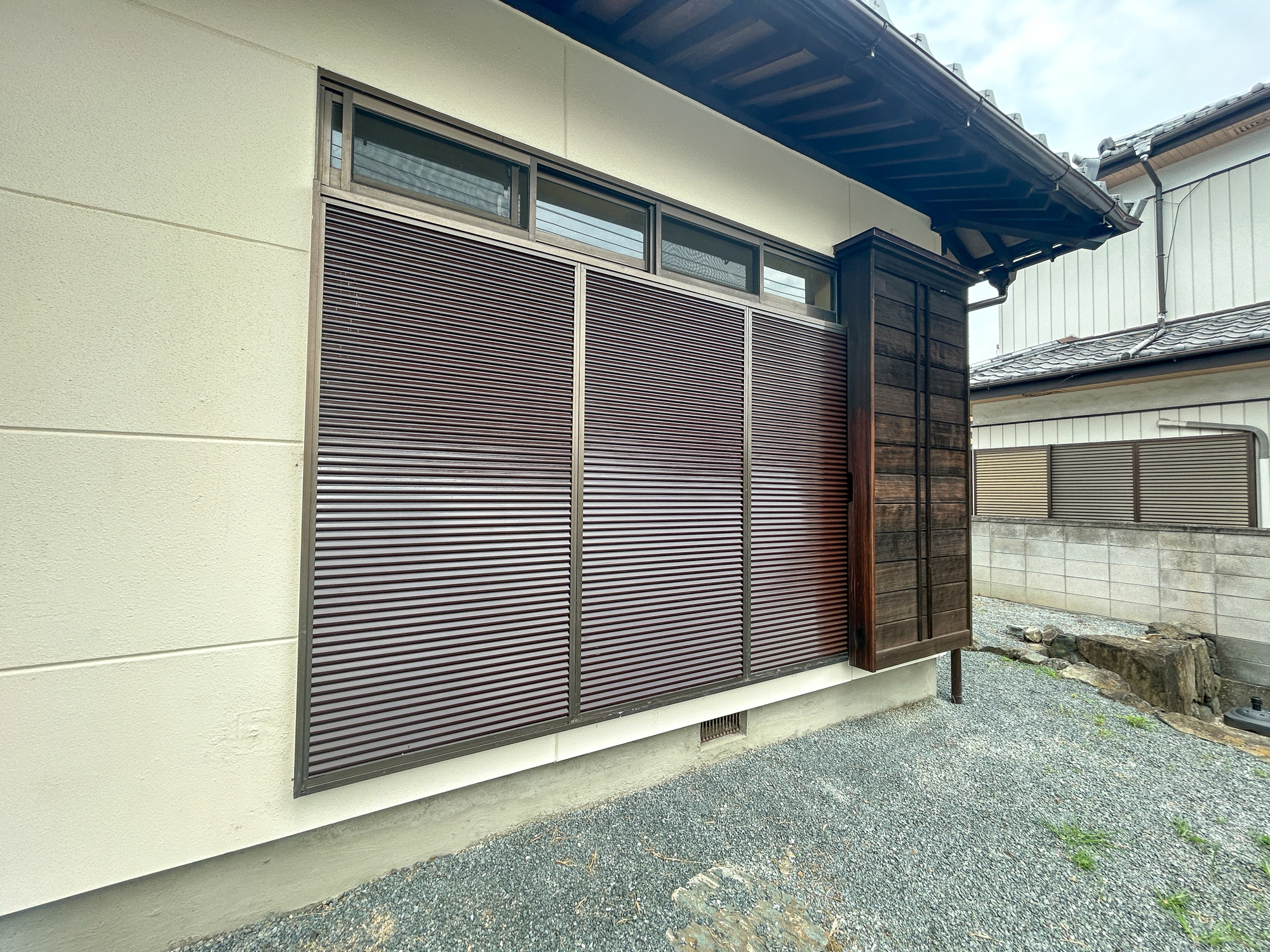 伊勢崎市境百々東　中古住宅の防犯設備|防風、防犯、防音、断熱と様々な効果を発揮する雨戸付きです♪						
						