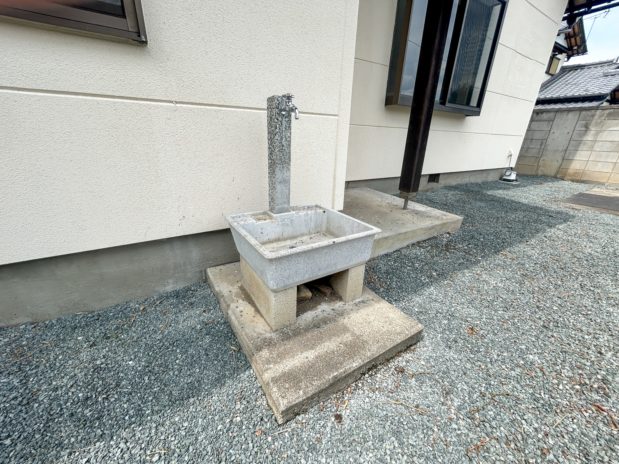 伊勢崎市境百々東　中古住宅の設備|お庭には、立水栓があるのでお子様のお庭遊び後もすぐに手洗いが可能です♪	