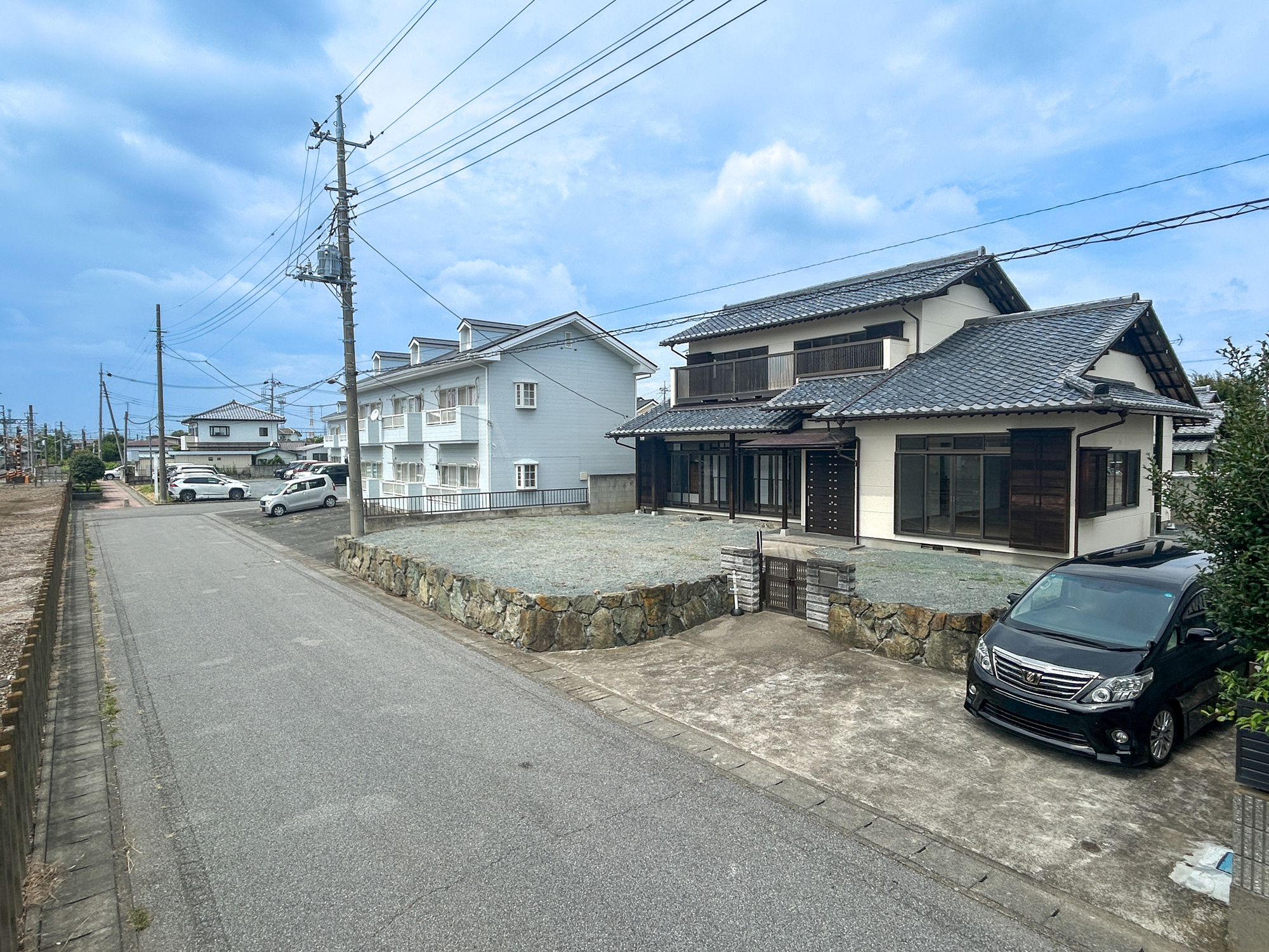伊勢崎市境百々東　中古住宅の前面道路含む現地写真|閑静な住宅地で子育て家族にピッタリ。毎日のお散歩も快適な緑に恵まれたエリアで、自然に包まれた穏やかな暮らしを実現するための、ゆとりある住環境が整っています。

