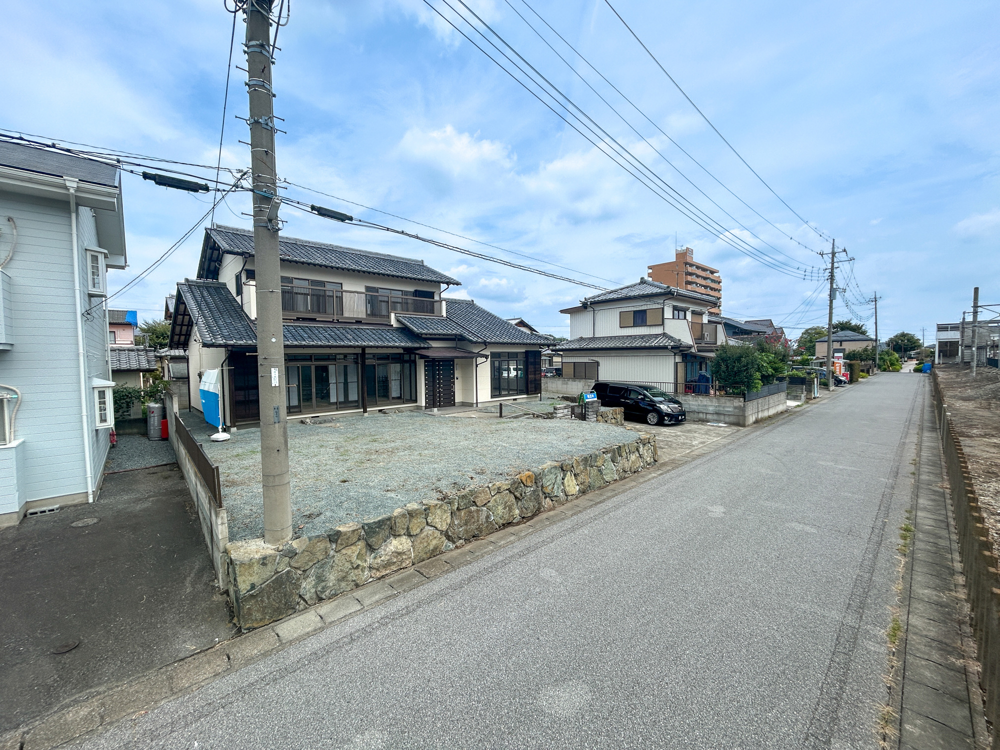 伊勢崎市境百々東　中古住宅の前面道路含む現地写真|低層の一戸建てを中心とした街並みが整然と続き、周辺は高い建物が建っていないので、採光や開放性に恵まれ、空が広く緑の多い閑静な趣を感じる環境です。

